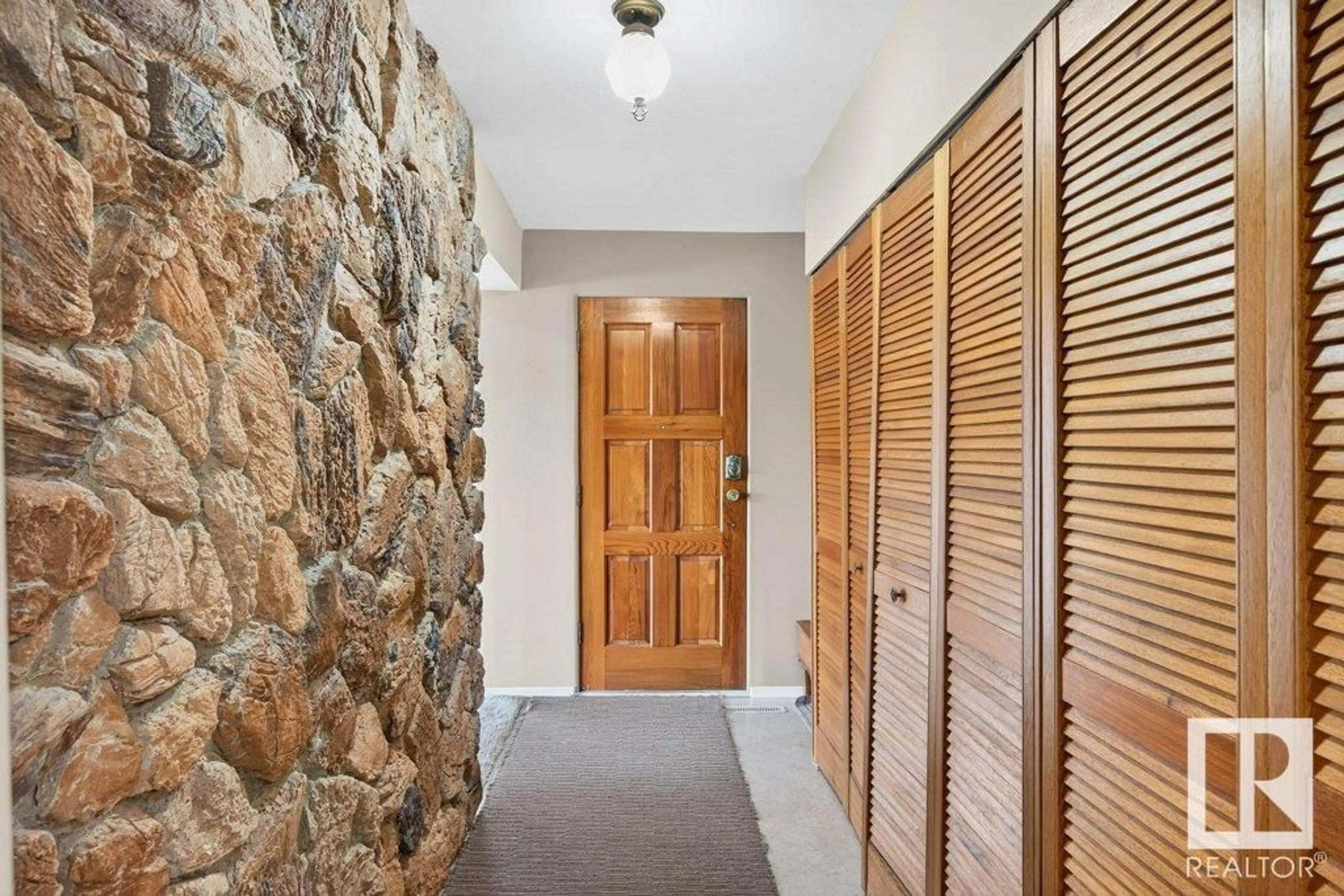 Indoor foyer for 10752 43 ST, Edmonton Alberta T6A1V4