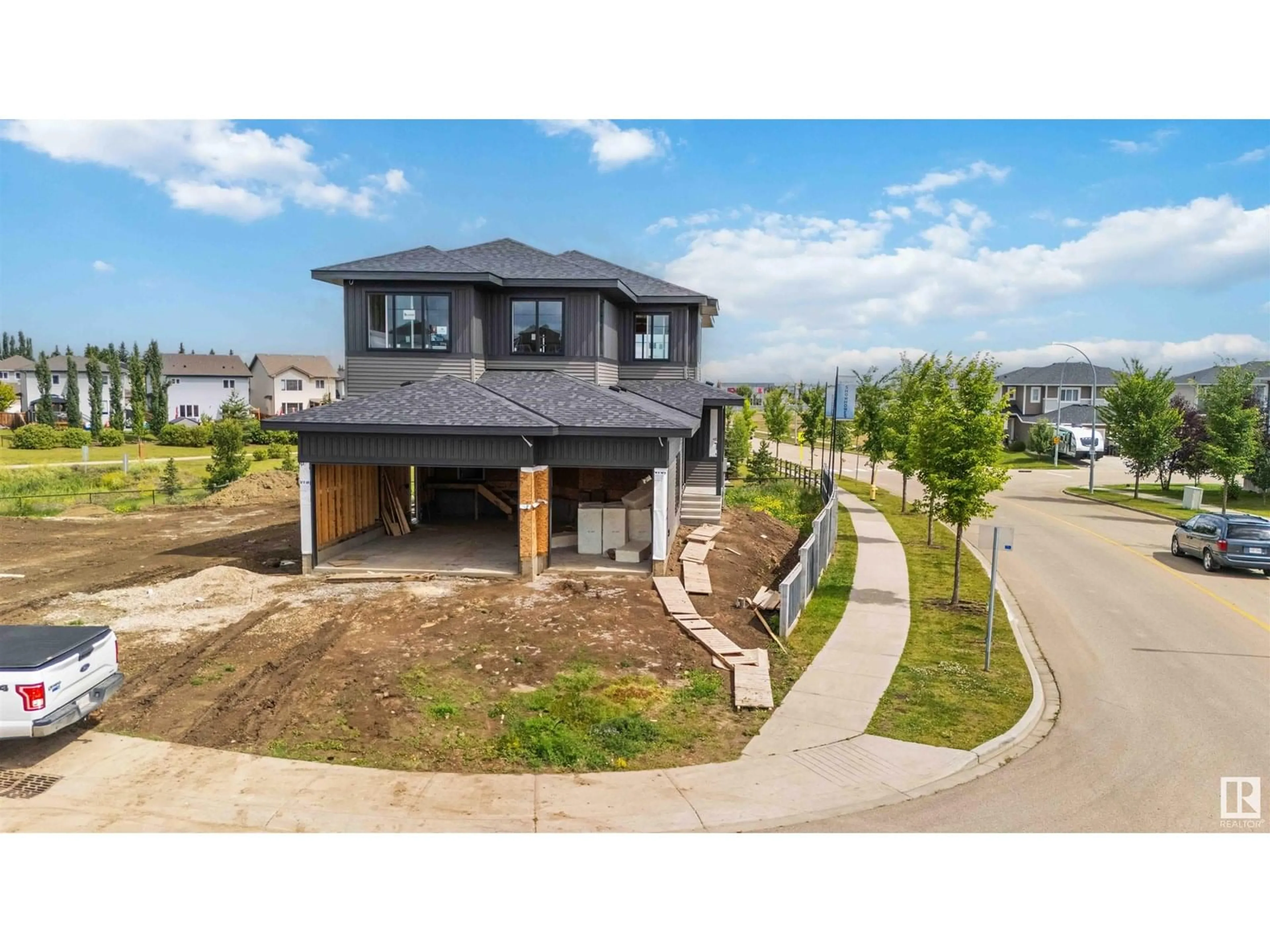 A pic from outside/outdoor area/front of a property/back of a property/a pic from drone, street for 671 KING ST, Spruce Grove Alberta T7X4P7