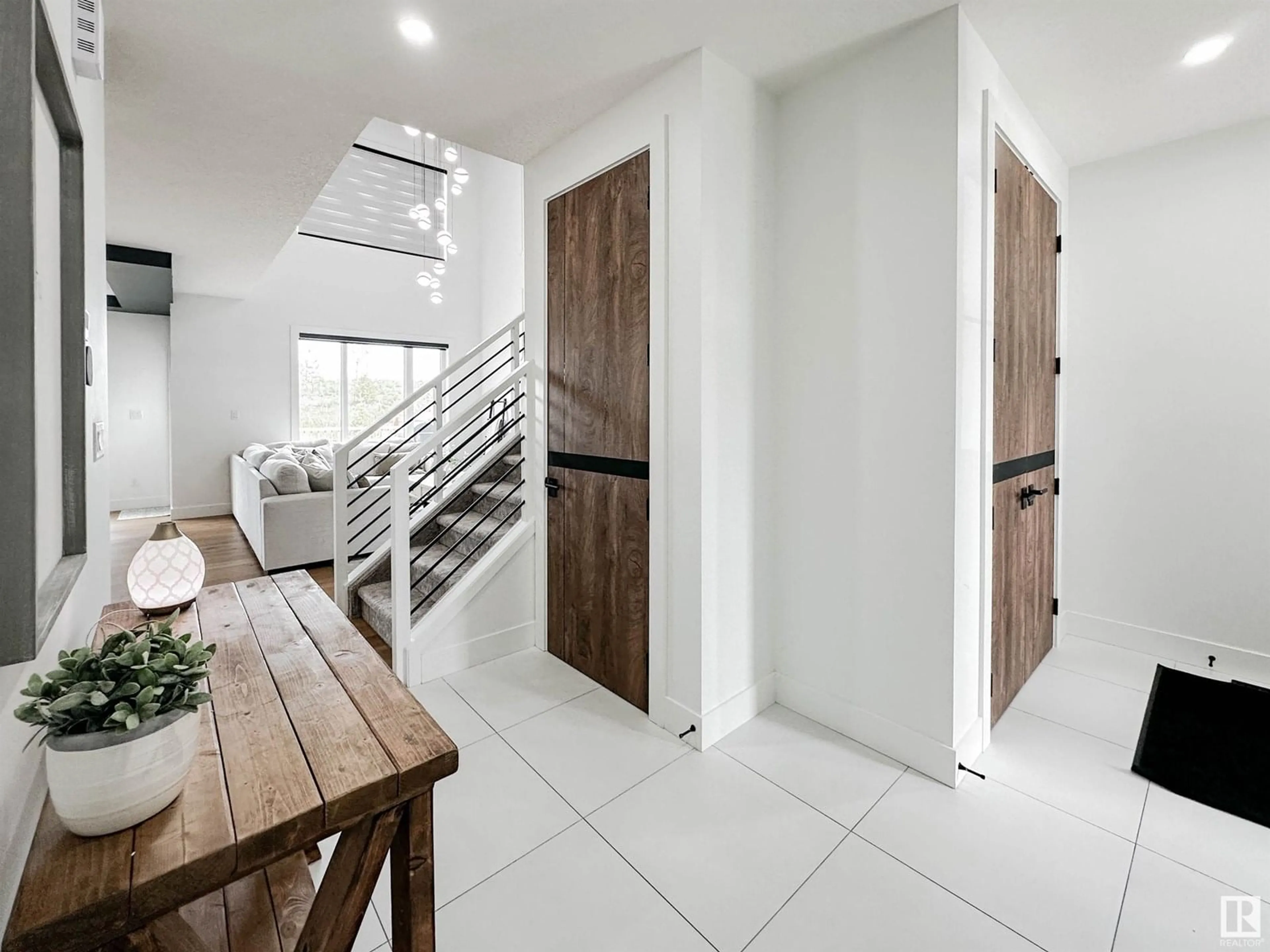 Indoor entryway for 20940 128 AV, Edmonton Alberta T5S0R6