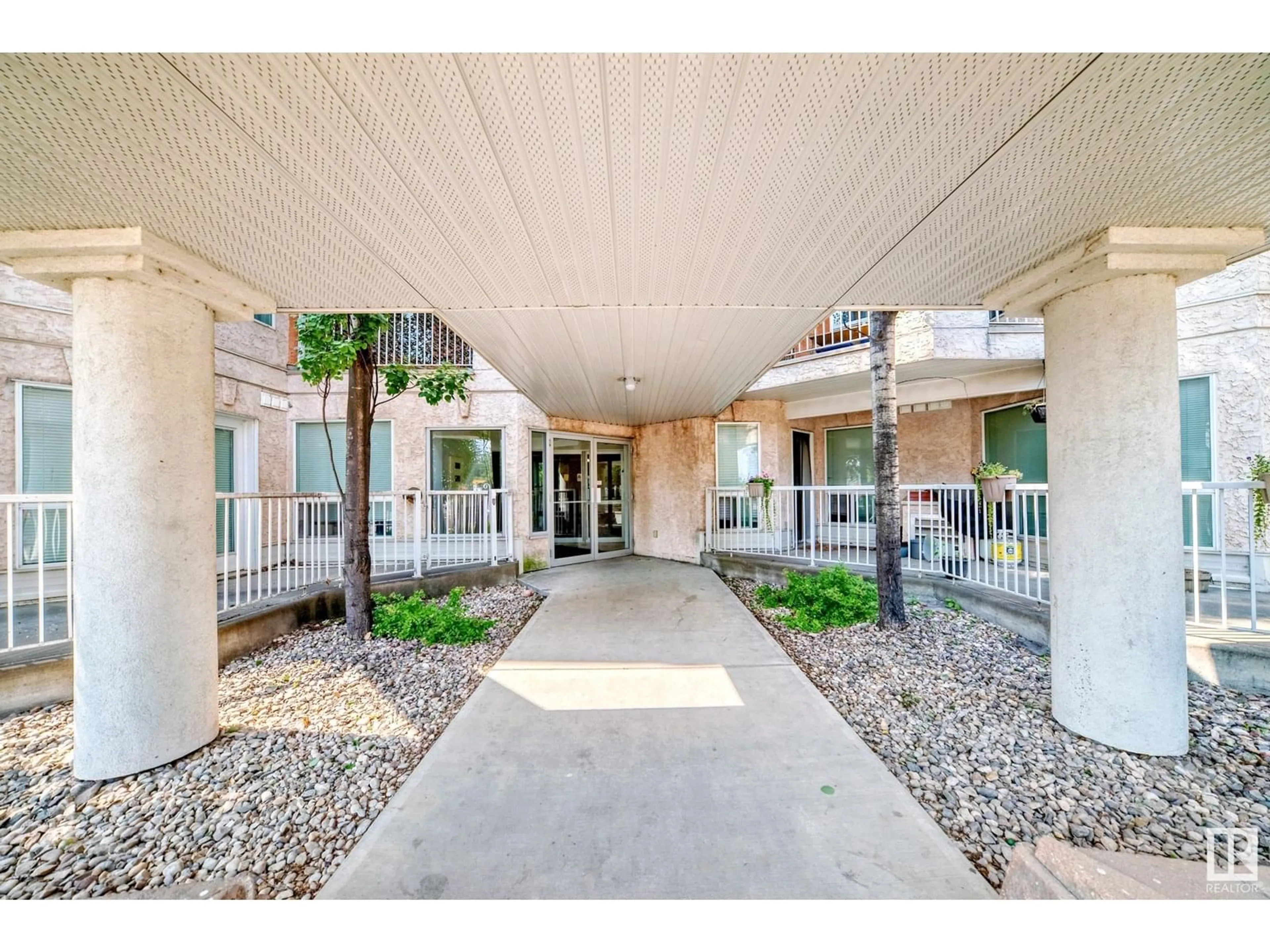 Indoor foyer for #410 - 9120 156 ST, Edmonton Alberta T5R1Y8