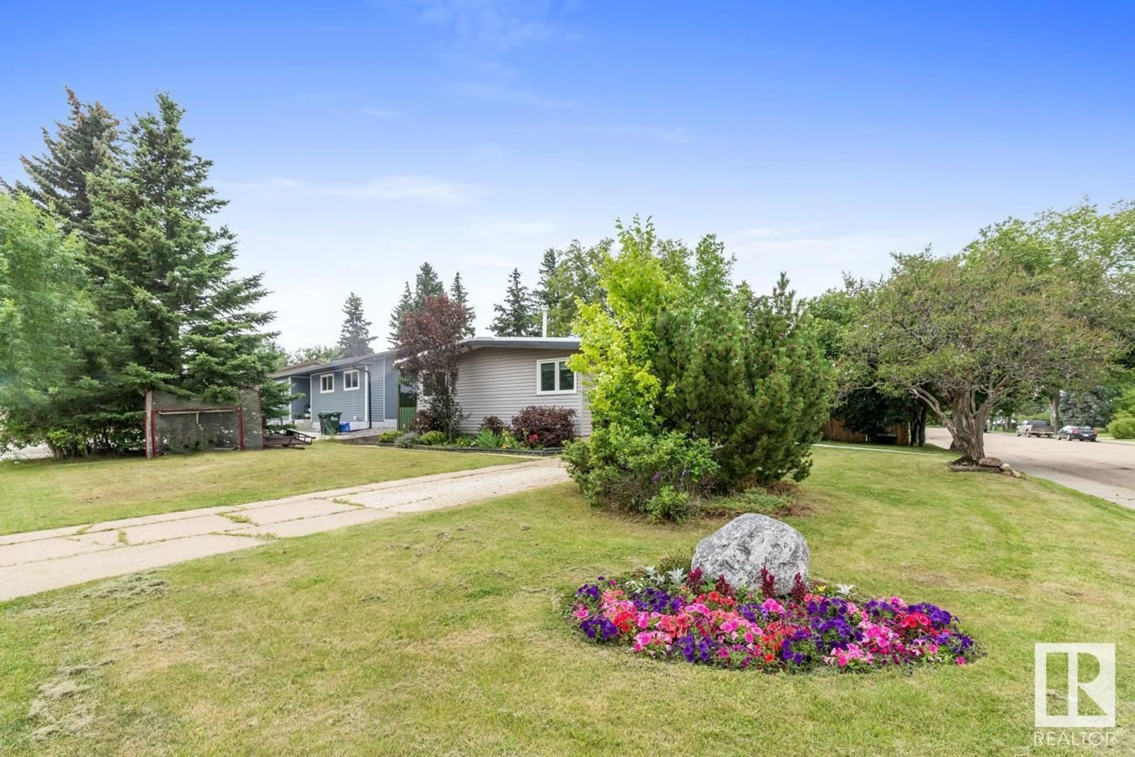 A pic from outside/outdoor area/front of a property/back of a property/a pic from drone, unknown for 2 EAGLE DR, Sherwood Park Alberta T8A0E2