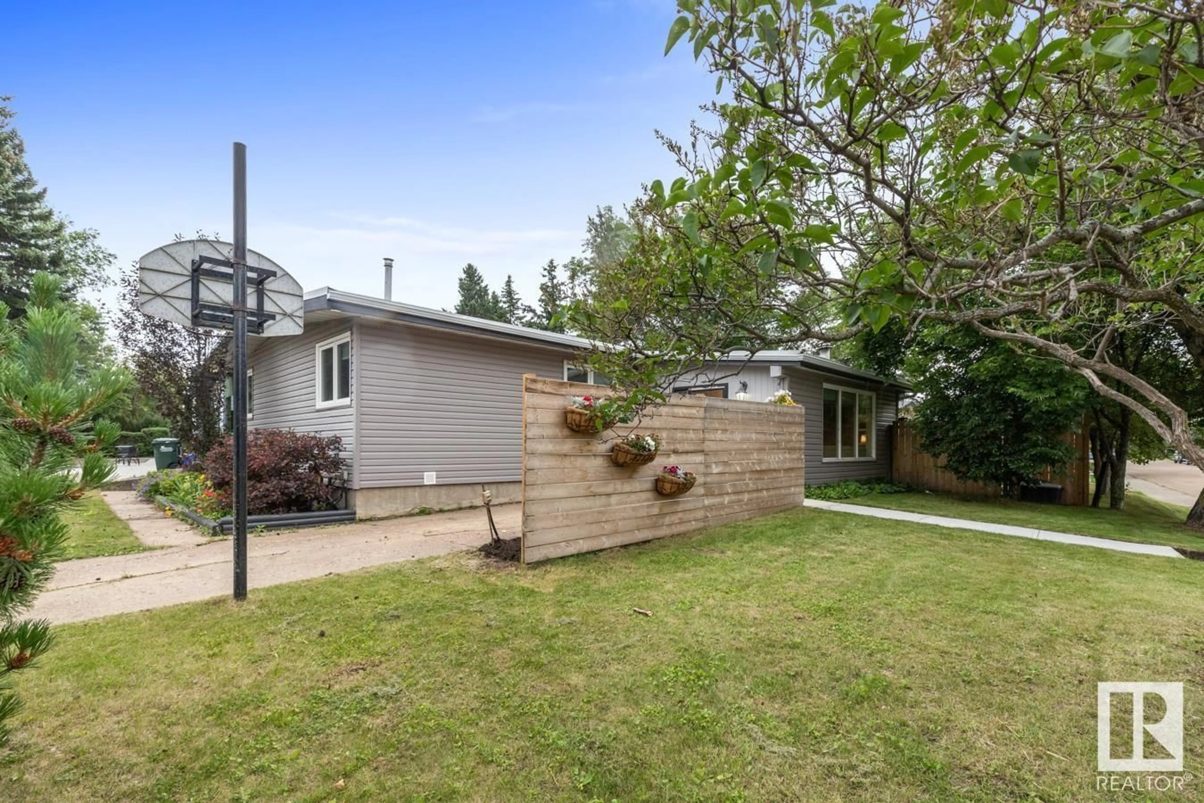 Unknown for 2 EAGLE DR, Sherwood Park Alberta T8A0E2
