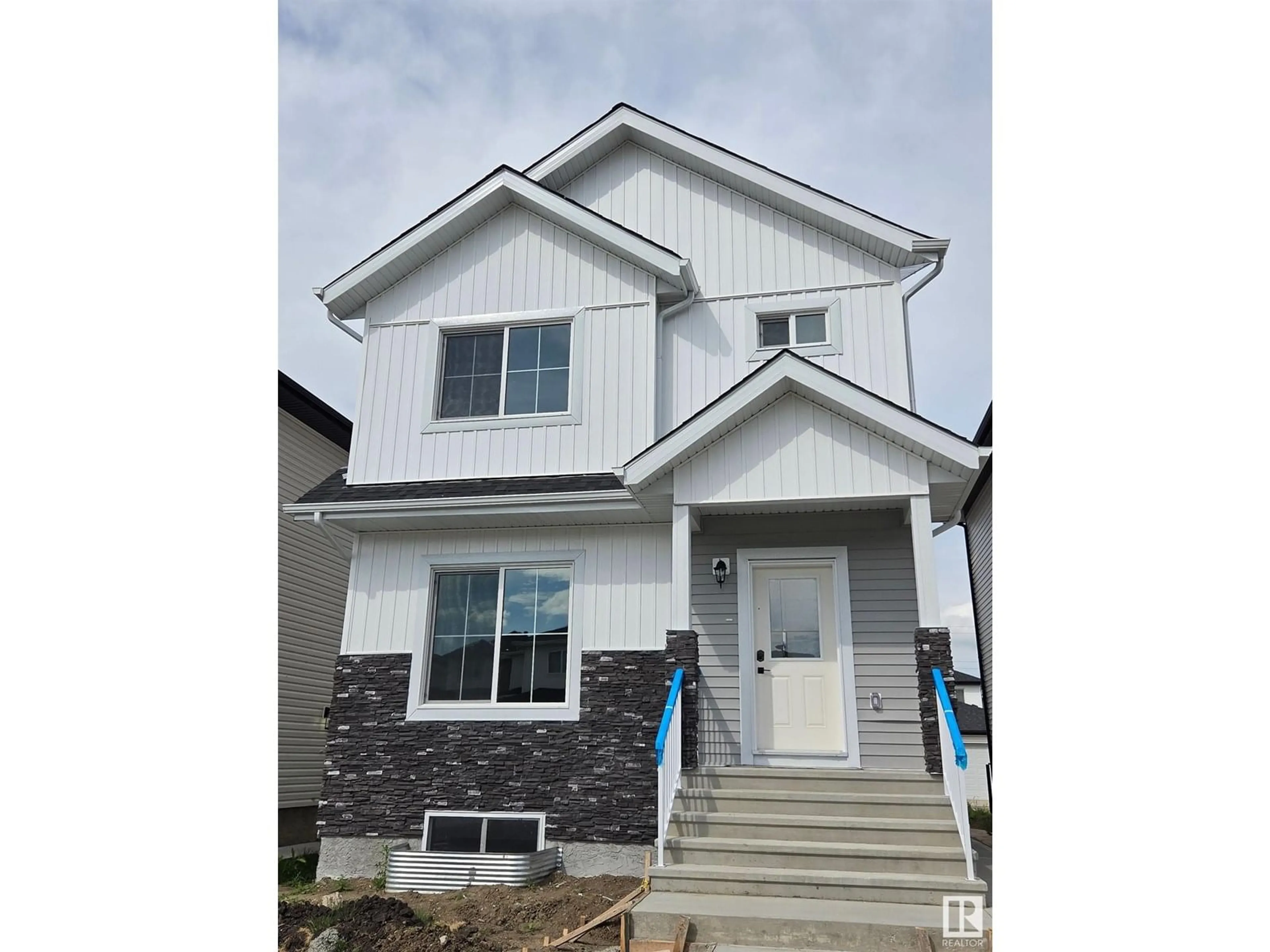 Home with vinyl exterior material, street for 50 WYATT RDG, Fort Saskatchewan Alberta T8L4A1