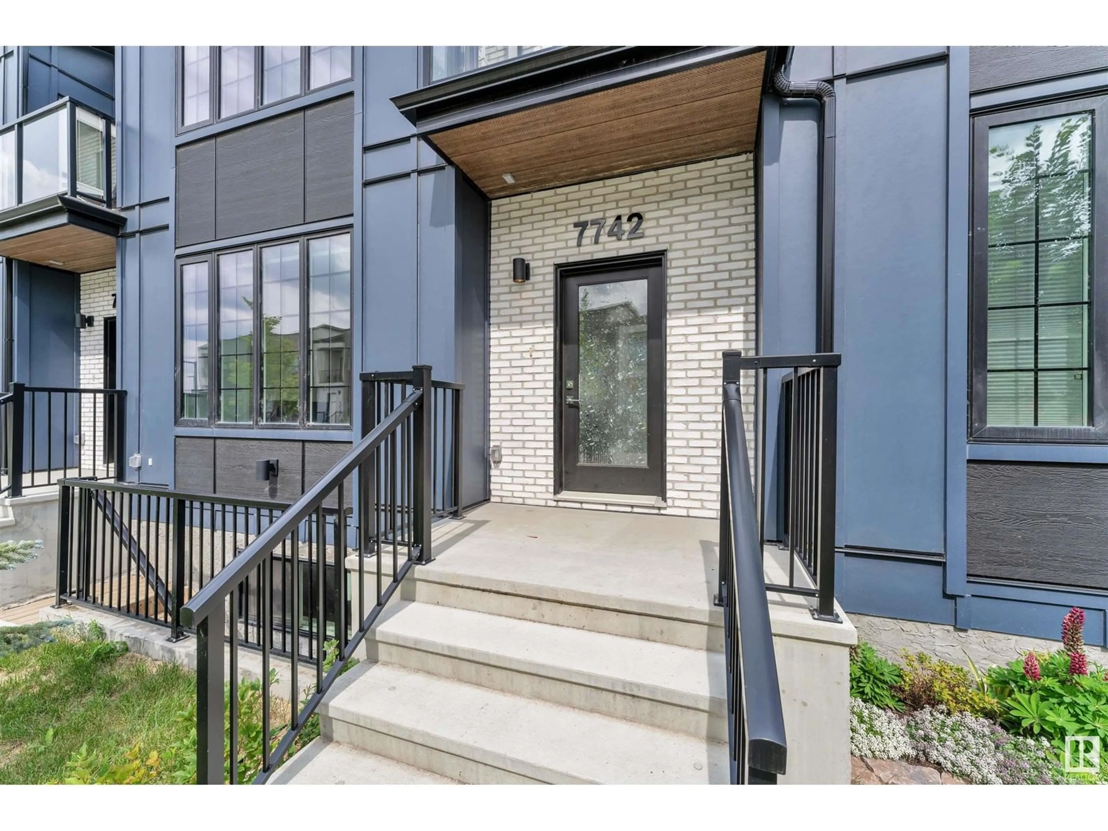 Indoor entryway for 7742 YORKE MEWS, Edmonton Alberta T5G2S5