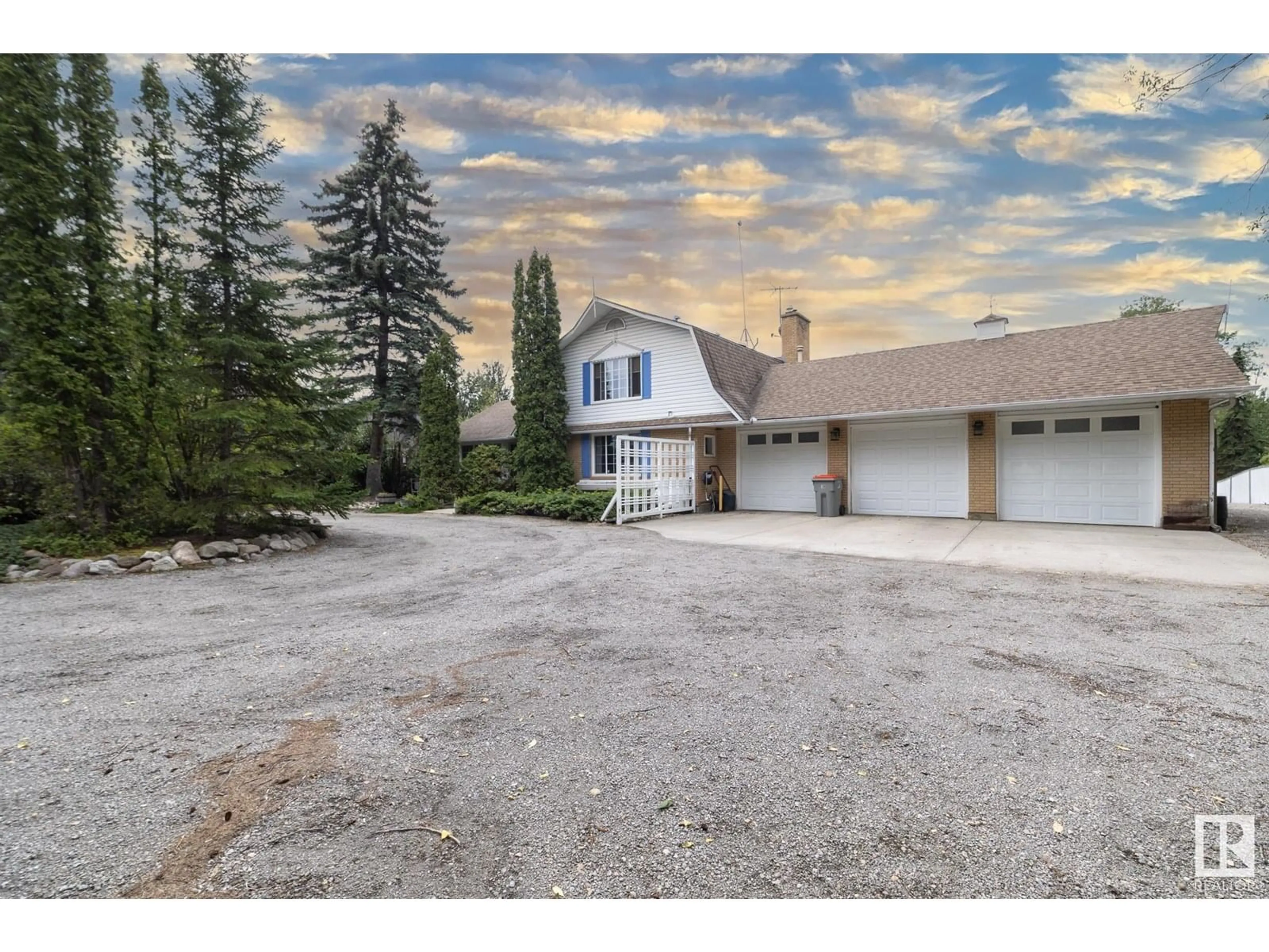 A pic from outside/outdoor area/front of a property/back of a property/a pic from drone, unknown for 10 RGE ROAD 261, Rural Parkland County Alberta T5N3G4