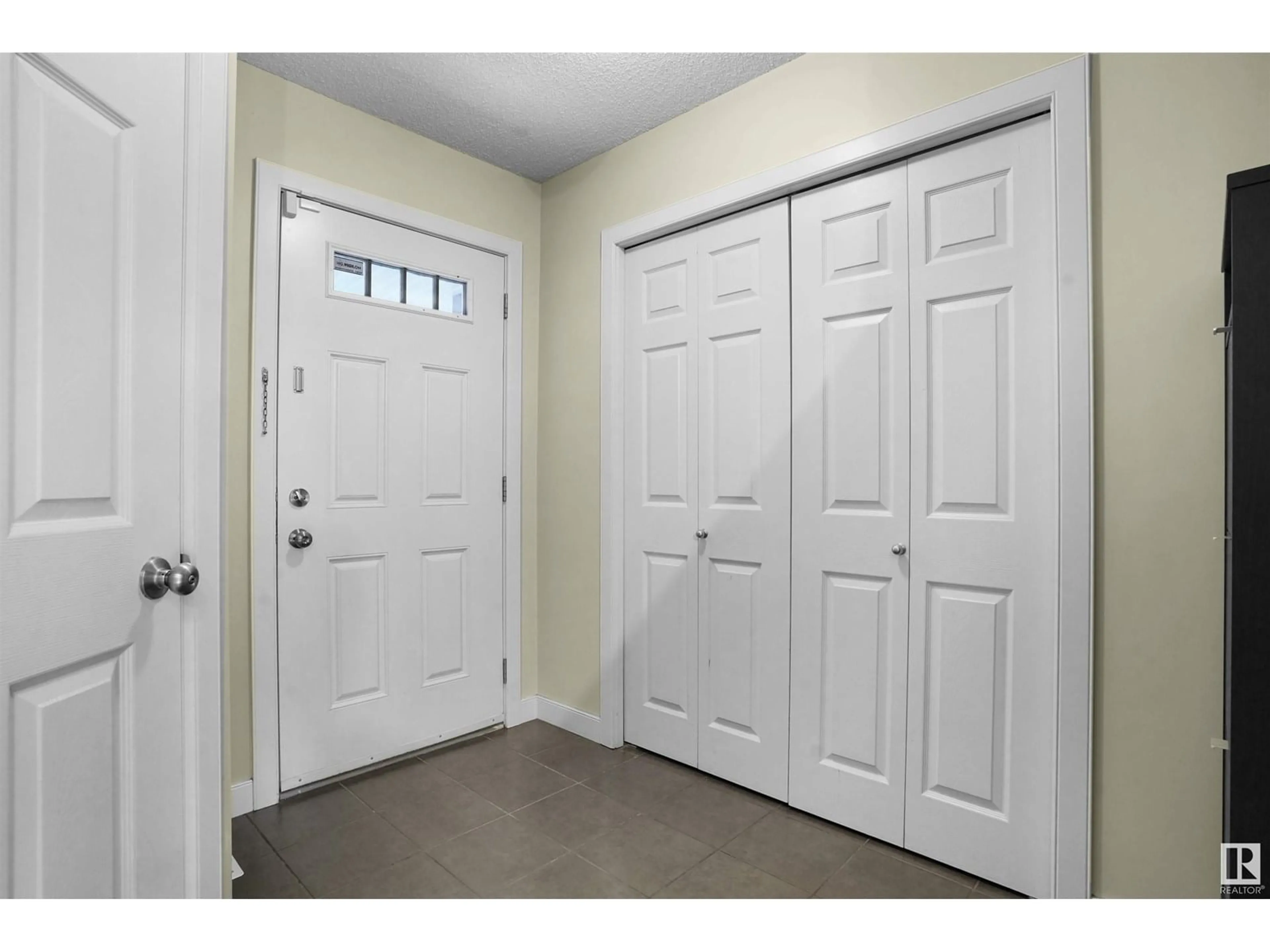 Indoor entryway for 17361 8A AV SW, Edmonton Alberta T6W0M8