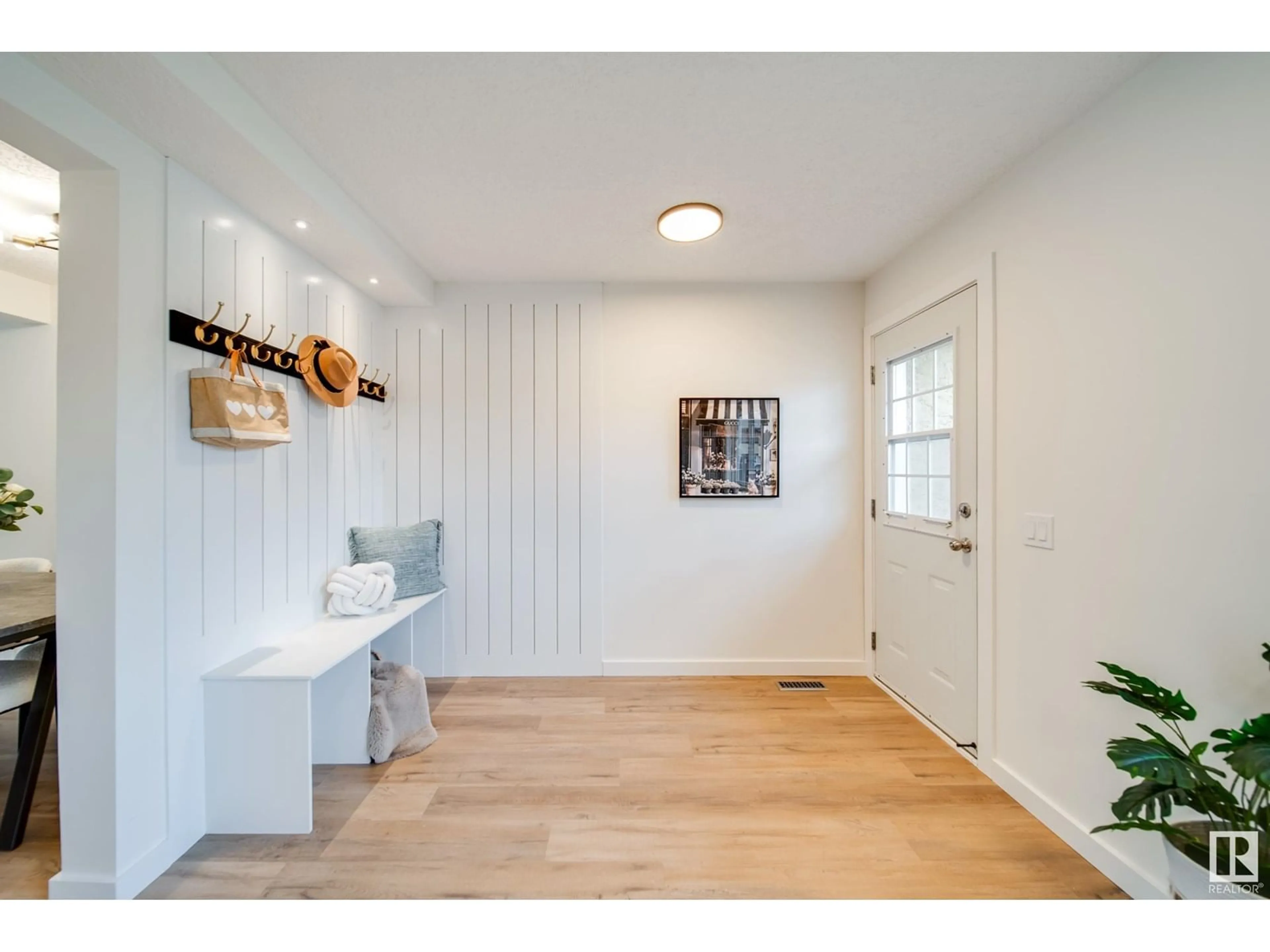 Indoor entryway for 117 WOODBOROUGH WY, Edmonton Alberta T5Y1N2