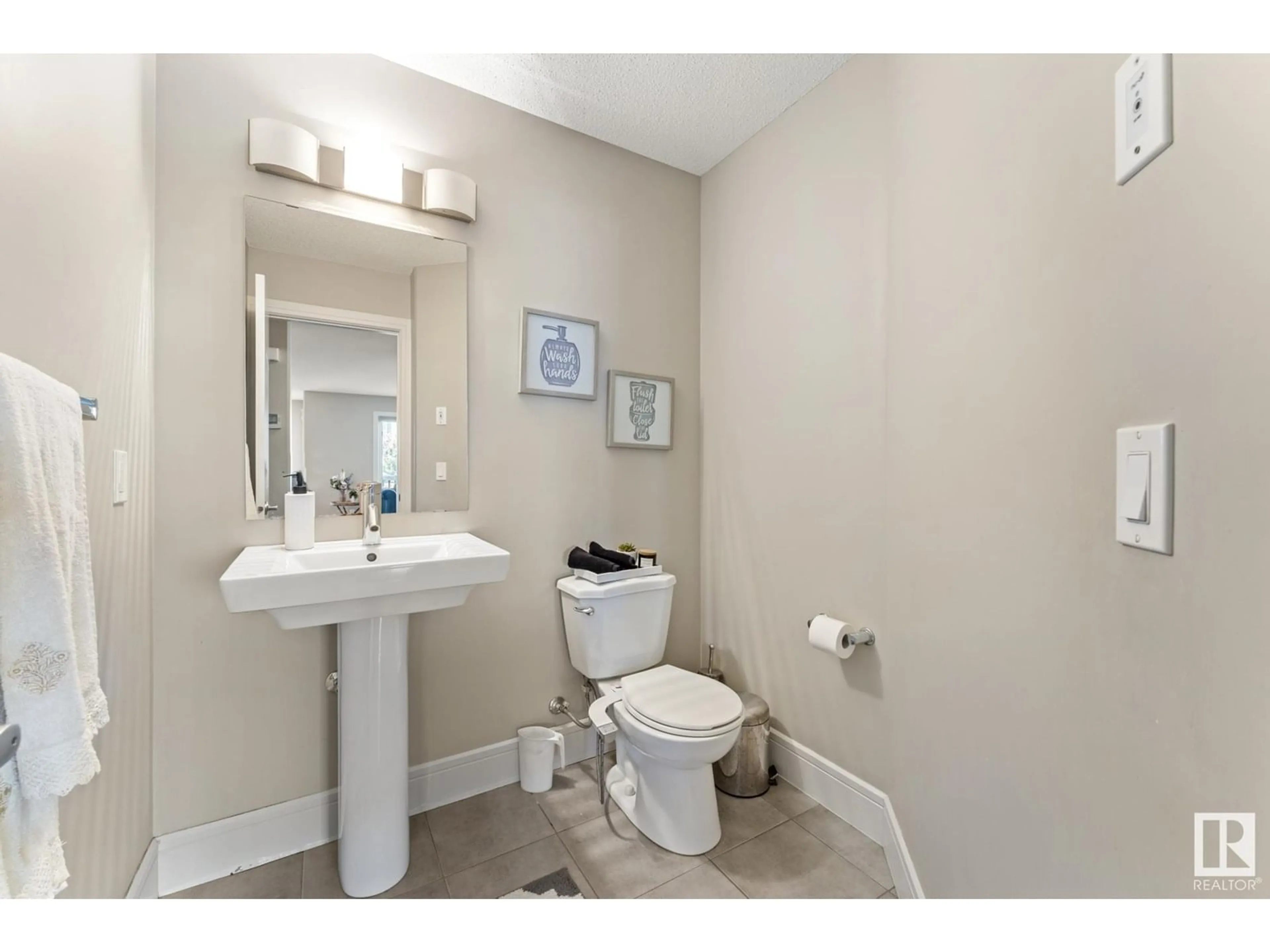 Standard bathroom, ceramic/tile floor for SW - 7122 ARMOUR LI, Edmonton Alberta T6W2P1