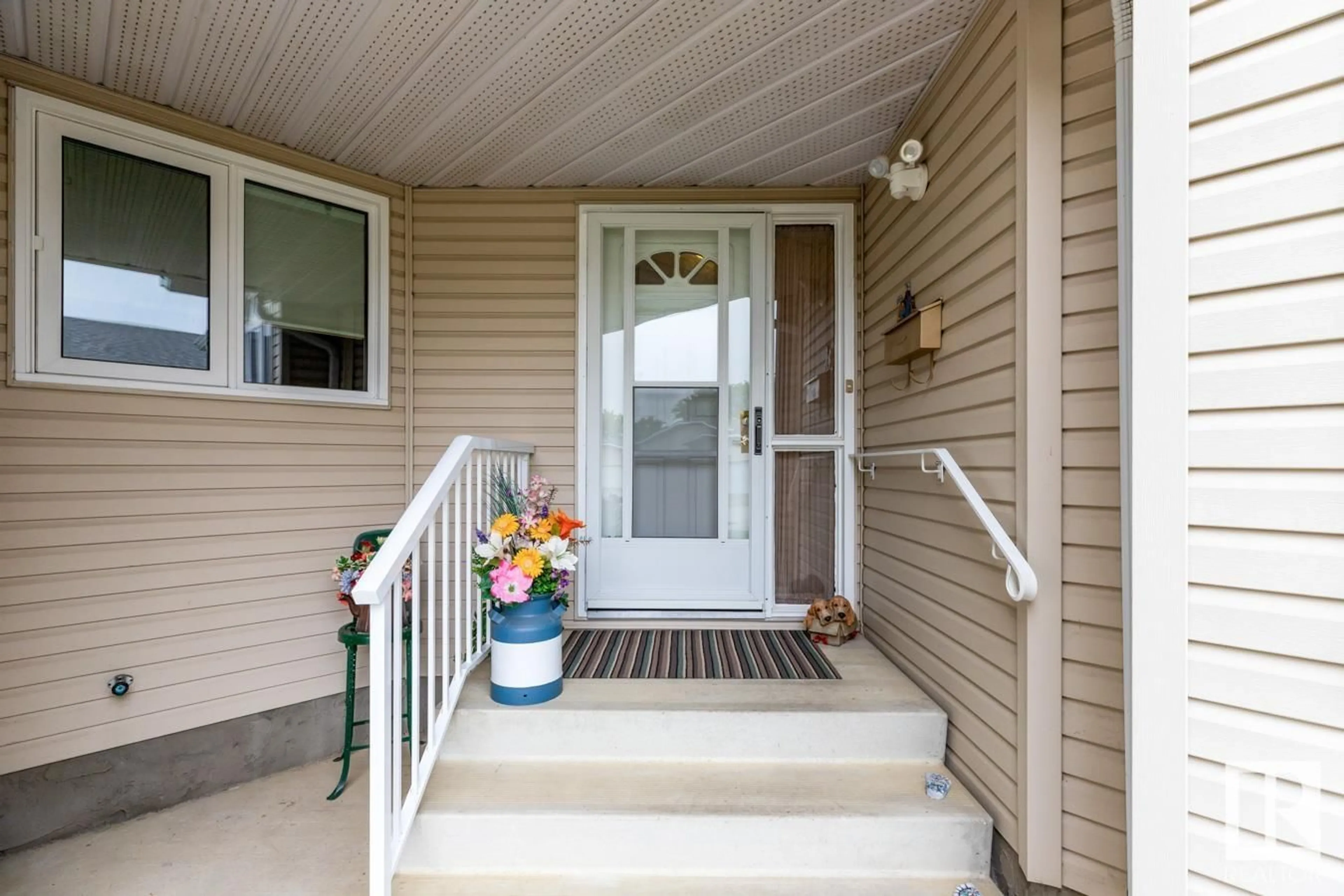 Indoor entryway for 10860 25 AV, Edmonton Alberta T6J6N5