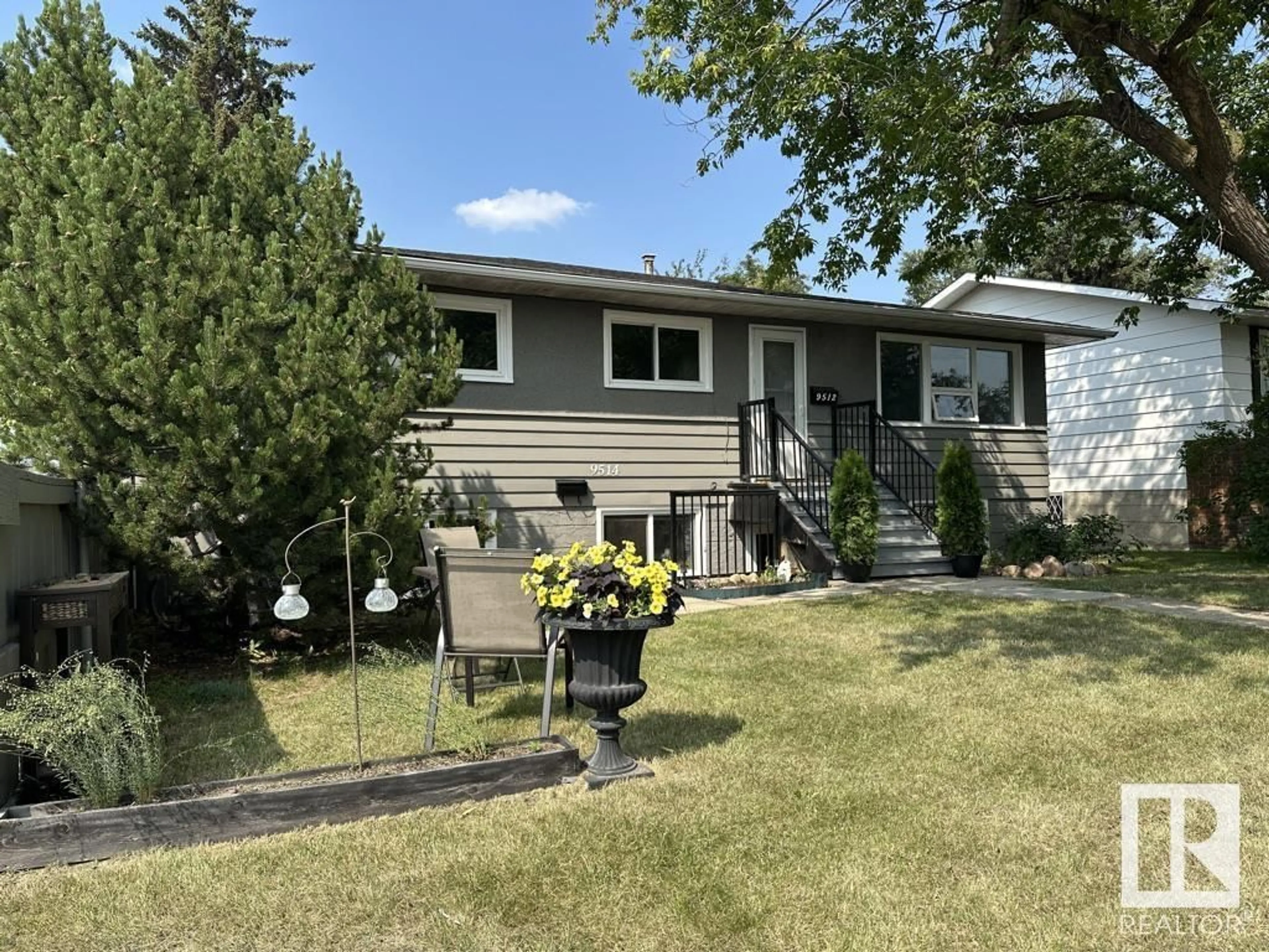 Home with vinyl exterior material, street for 9512/9514 128 AV, Edmonton Alberta T5E0H6