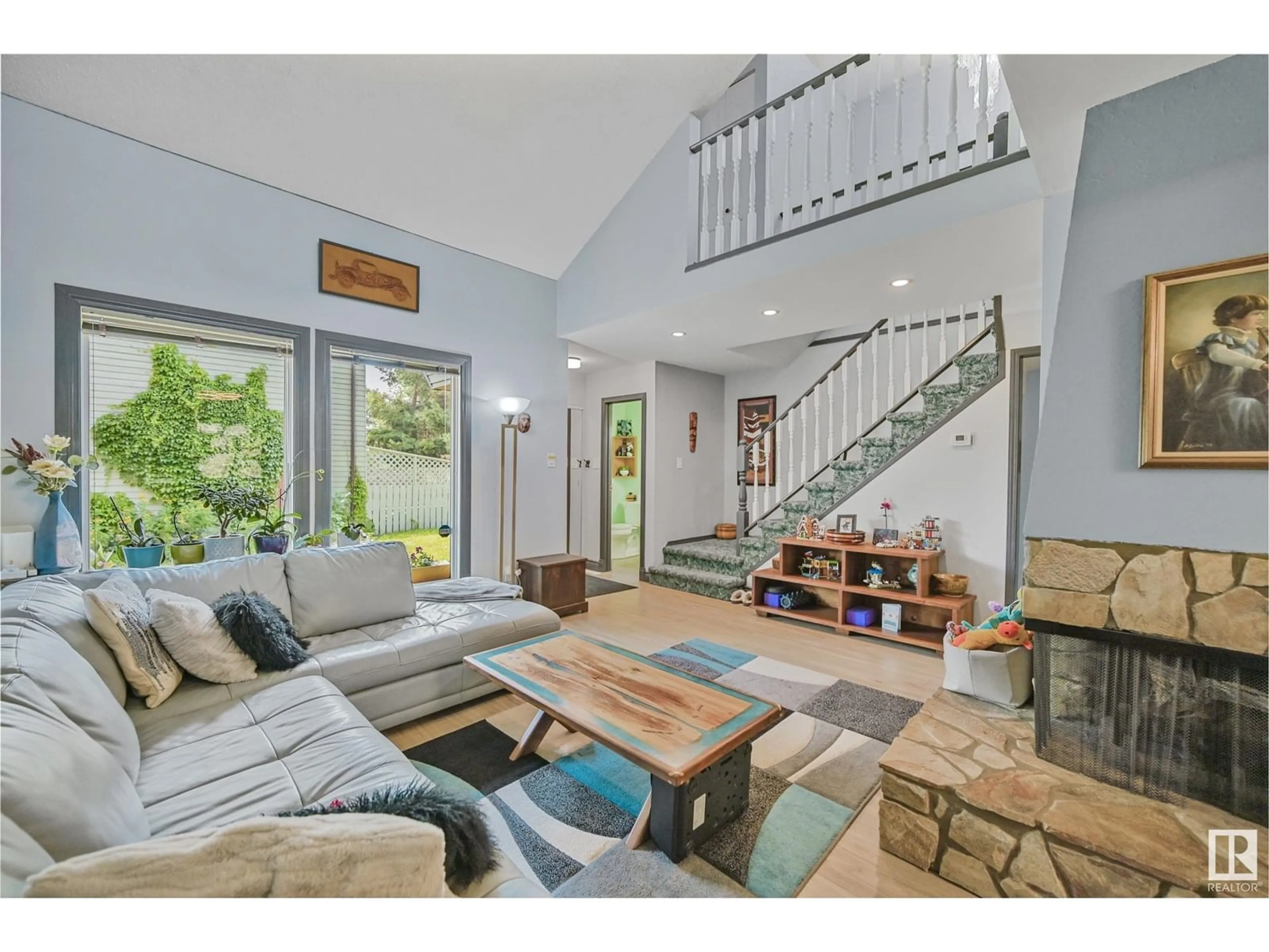 Living room with furniture, unknown for 5419 HILL VIEW CR, Edmonton Alberta T6L1V9