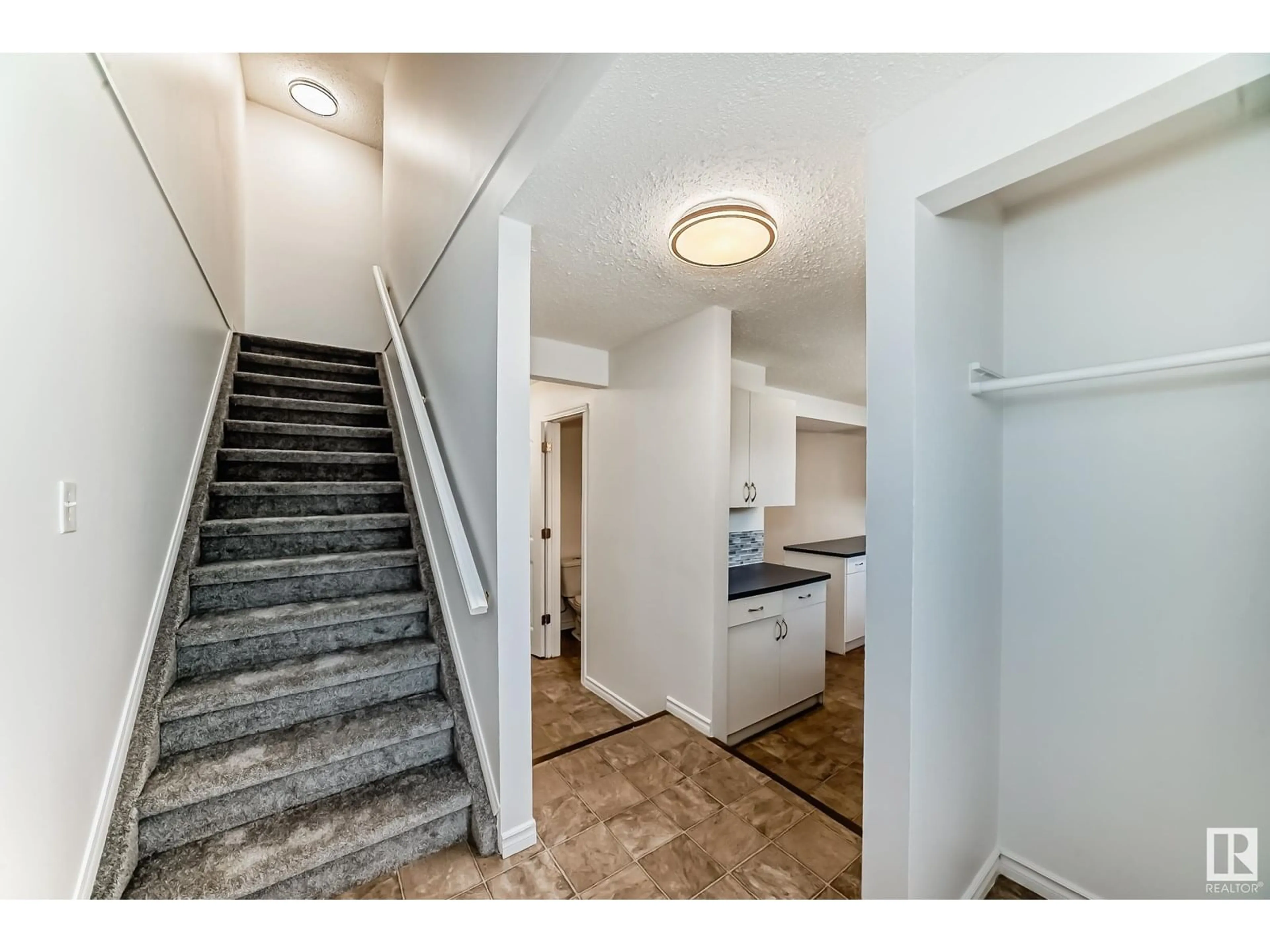 Indoor entryway for #54 - 3115 119 ST, Edmonton Alberta T6J5N5