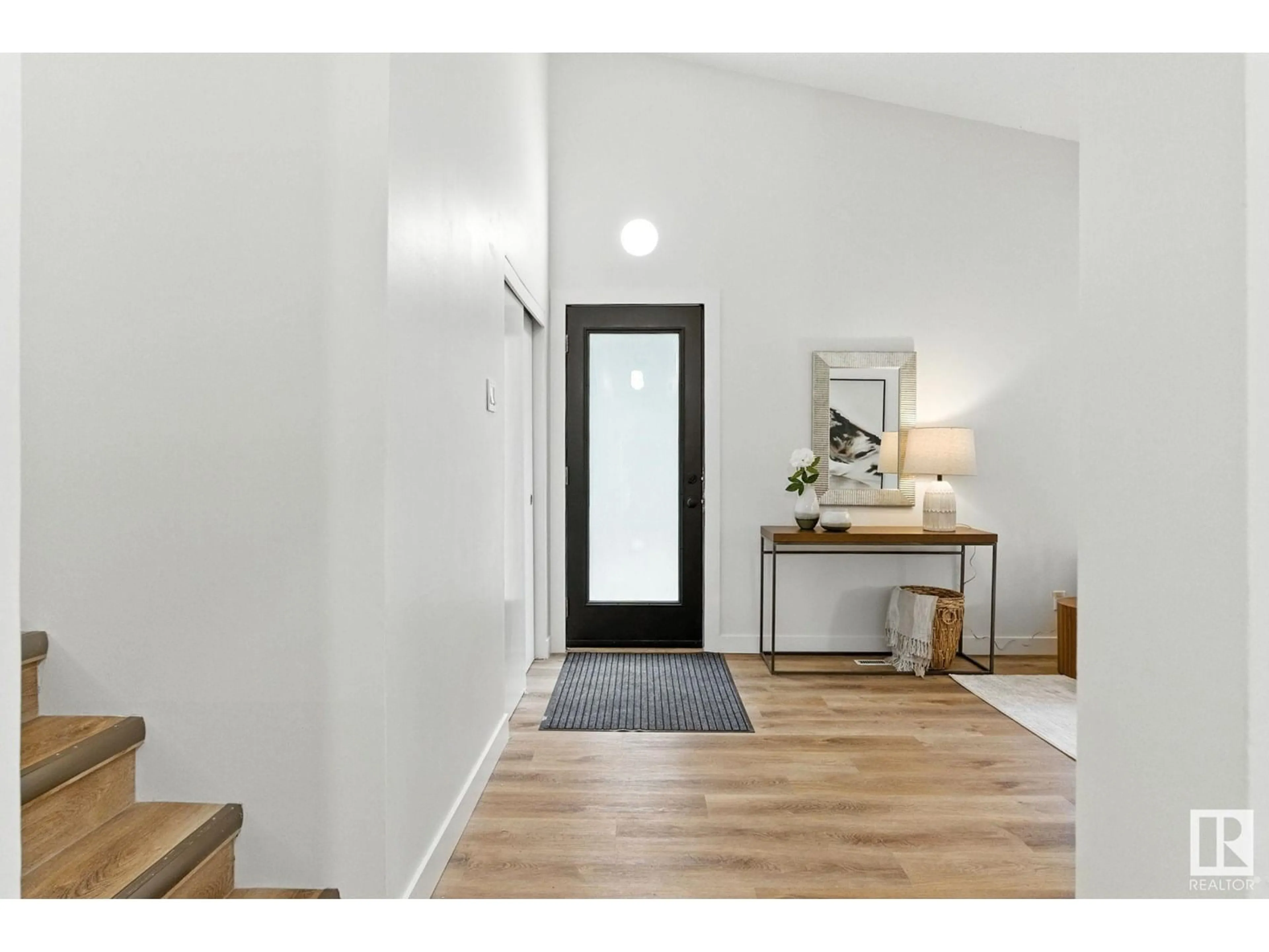 Indoor entryway for 1 SYLVAN DR, St. Albert Alberta T8N0G7