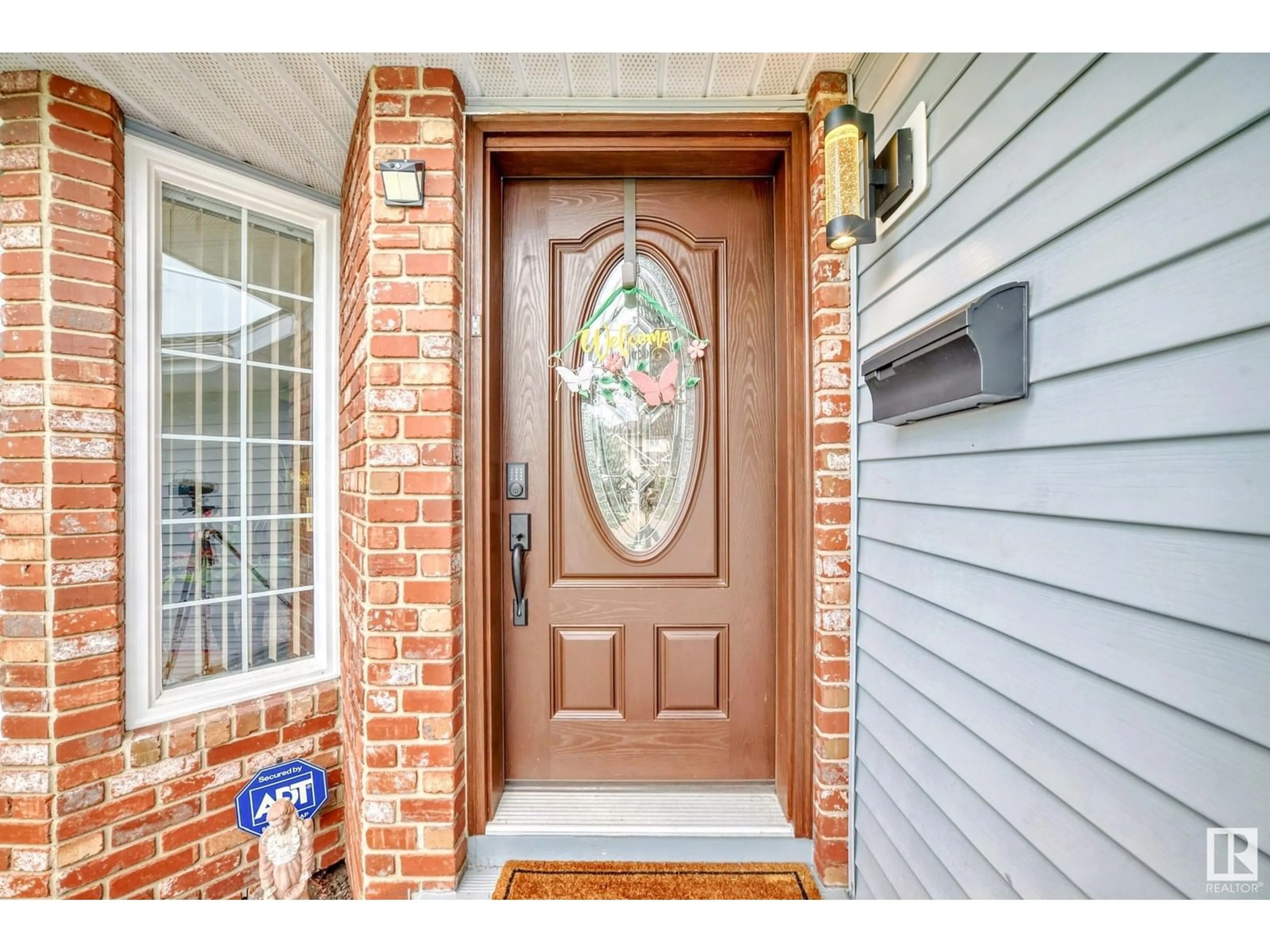 Indoor entryway for 3155 36 AV, Edmonton Alberta T6T1H8