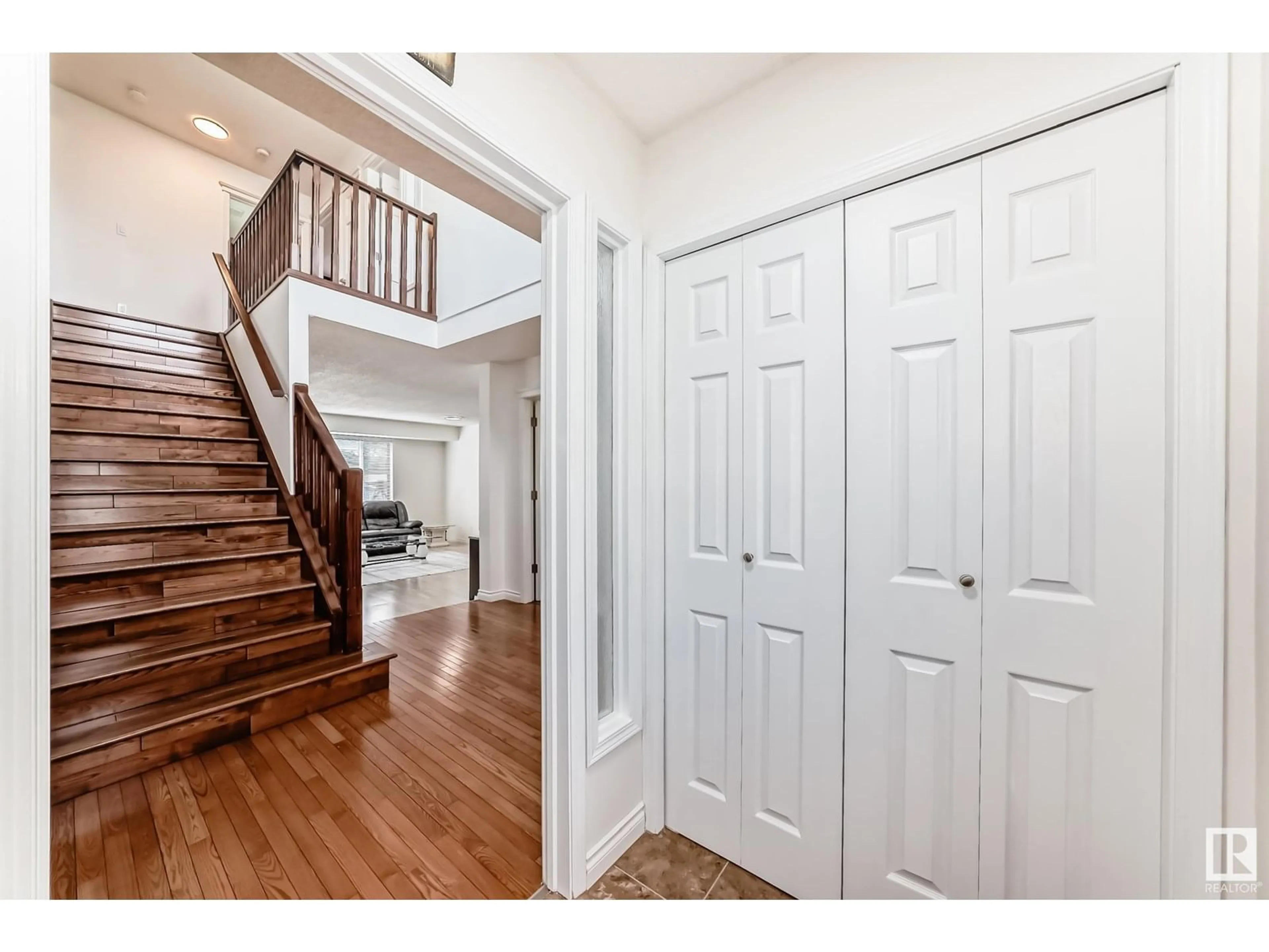 Indoor entryway for 3155 36 AV, Edmonton Alberta T6T1H8