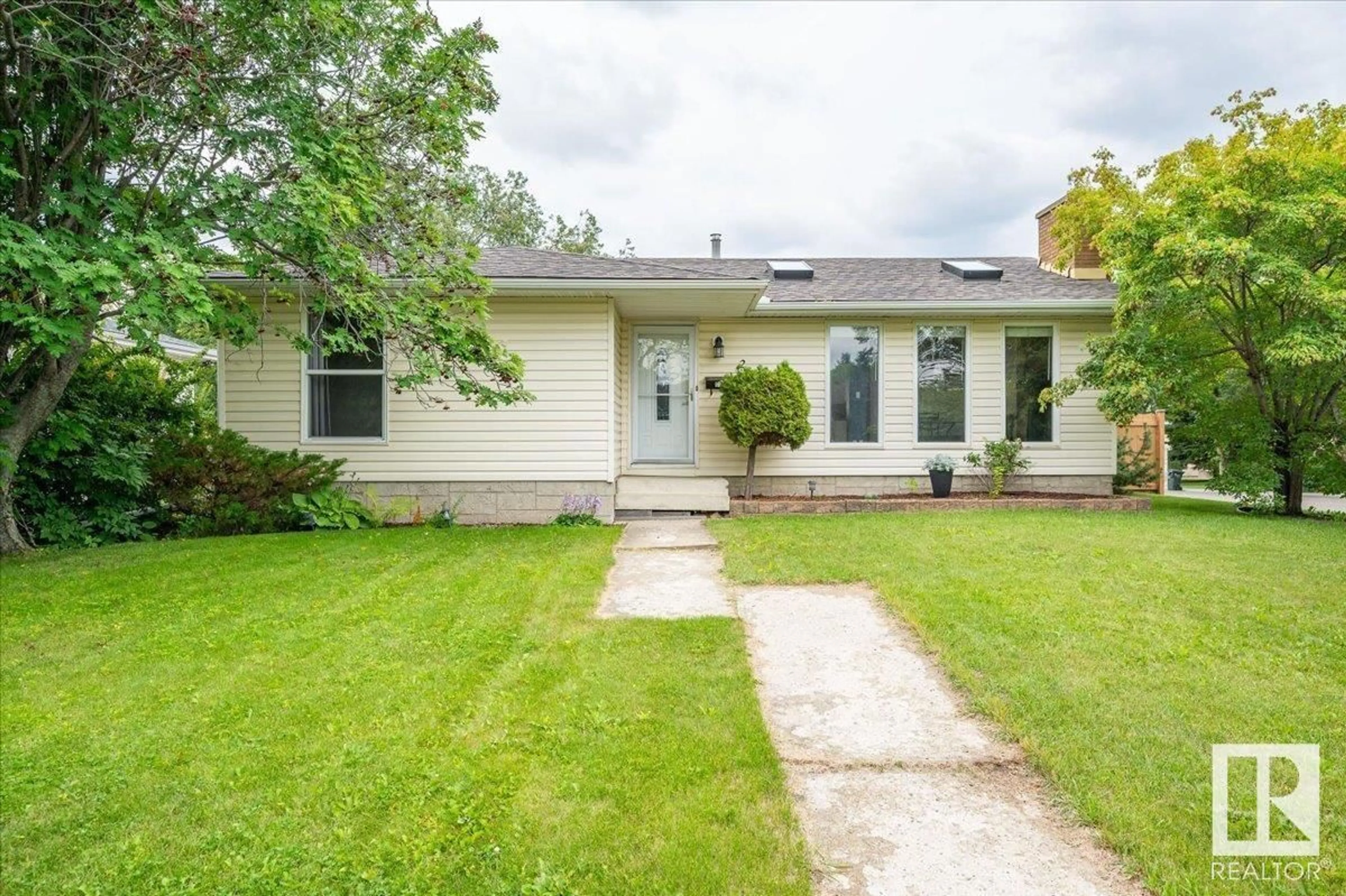 A pic from outside/outdoor area/front of a property/back of a property/a pic from drone, street for 2 MEADOWBROOK RD, Sherwood Park Alberta T8A0N8