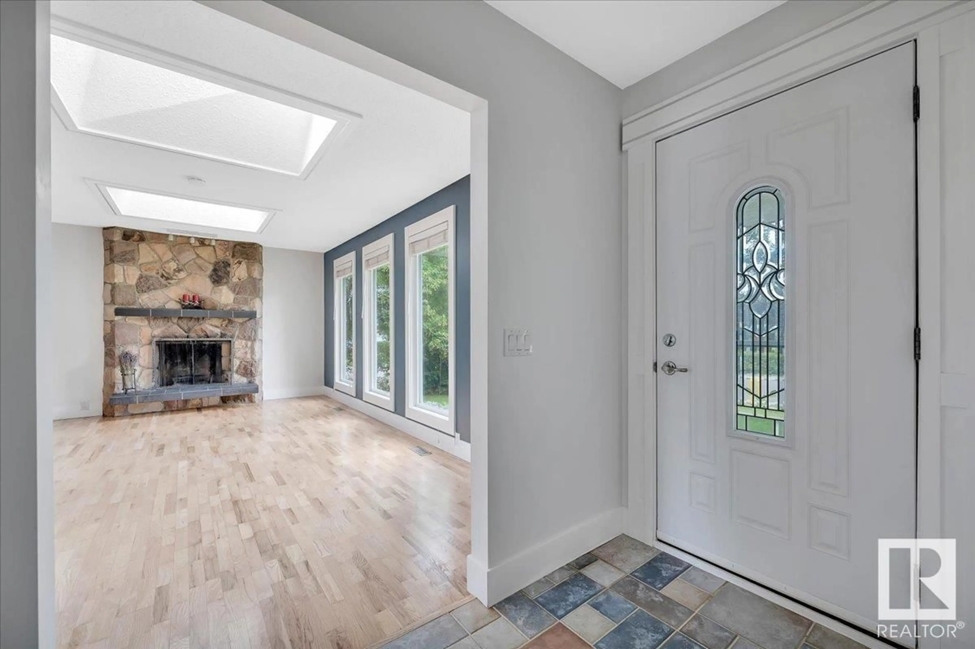 Indoor entryway for 2 MEADOWBROOK RD, Sherwood Park Alberta T8A0N8