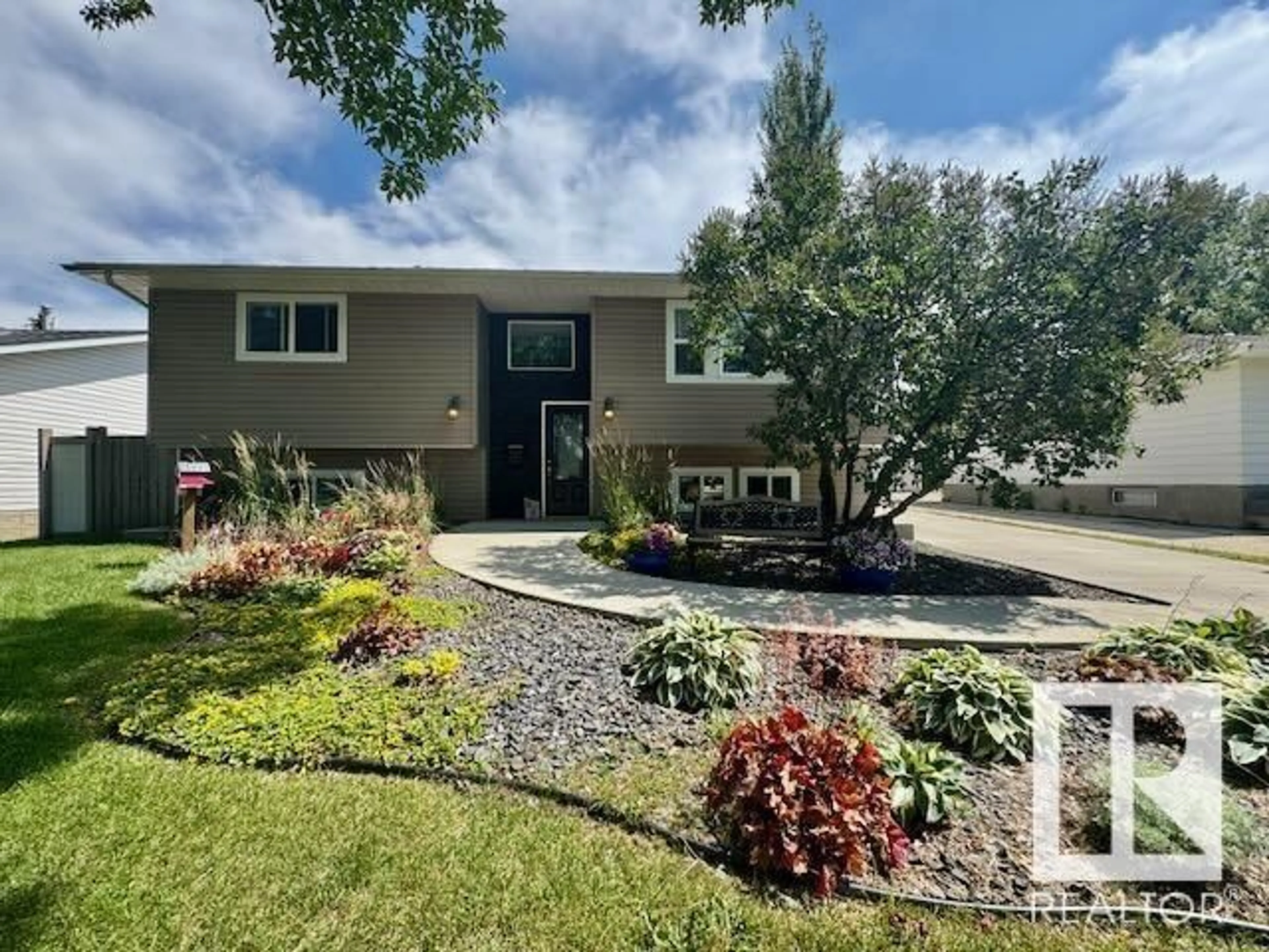 Home with vinyl exterior material, street for 60 MENLO CR, Sherwood Park Alberta T8A0R9