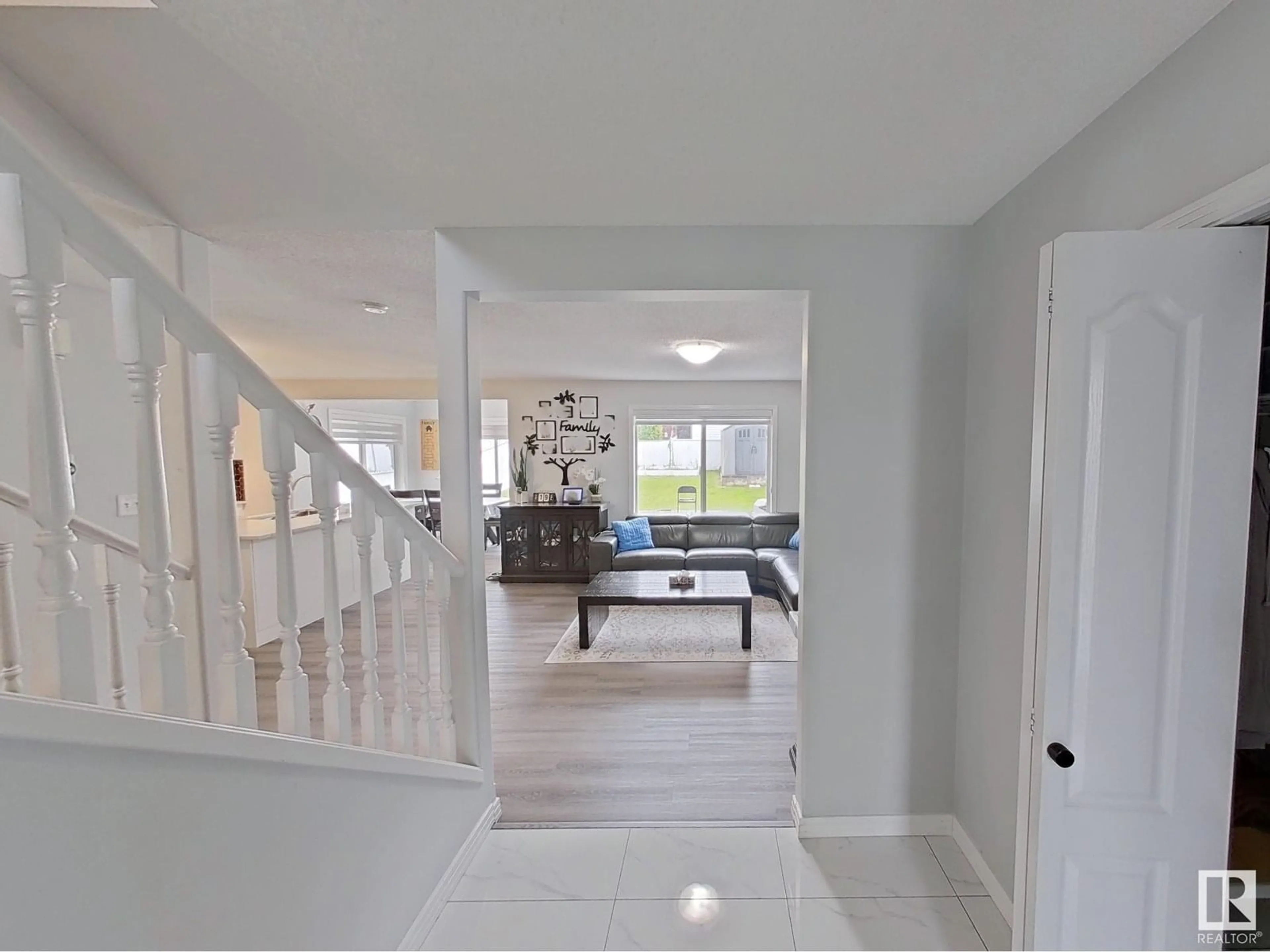 Indoor entryway for 315 WILD ROSE WY, Edmonton Alberta T6T1M7