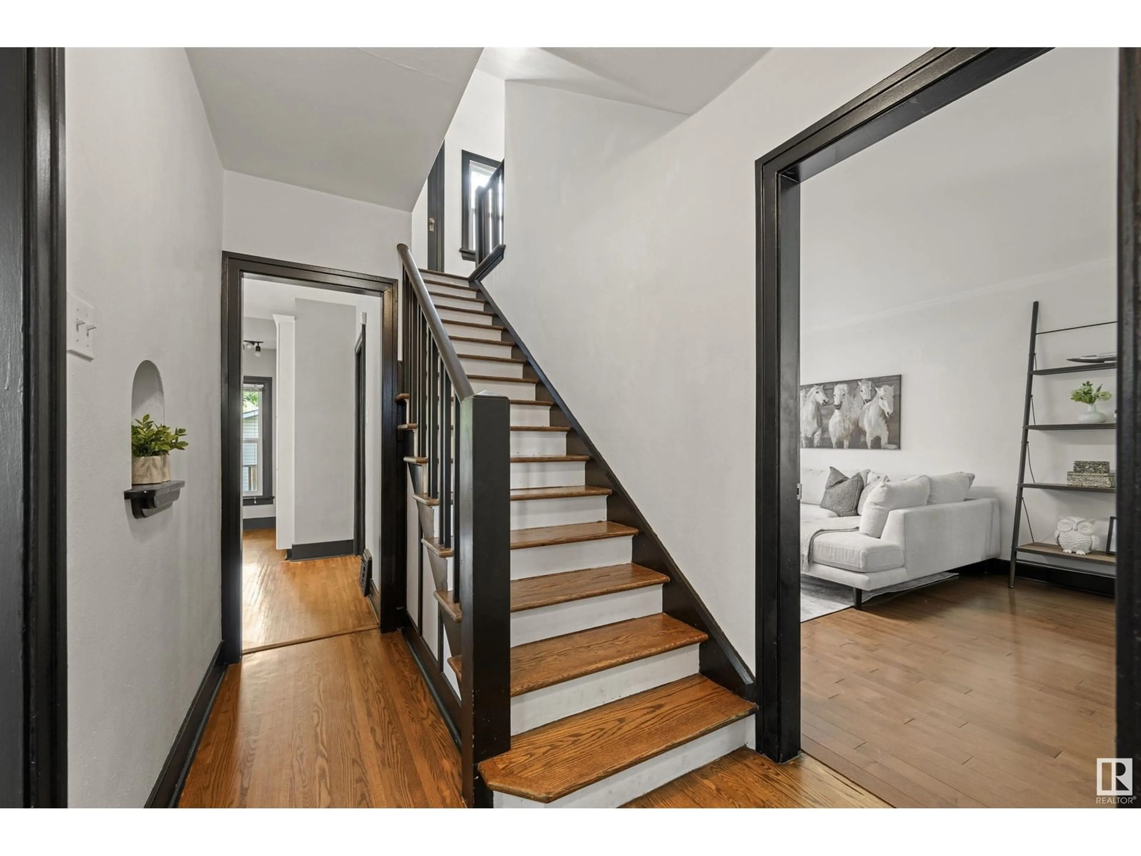 Indoor entryway for NW - 11027 85 AV, Edmonton Alberta T6G0W5
