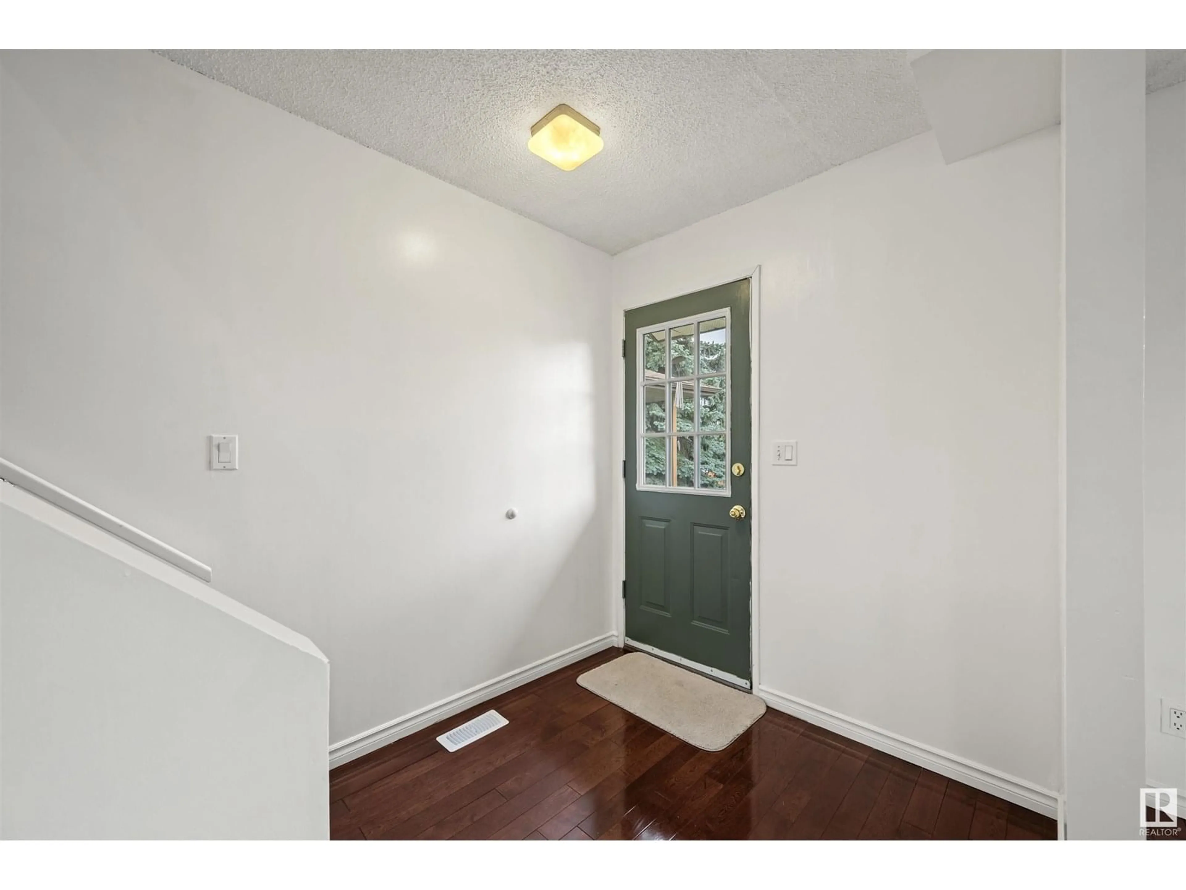 Indoor entryway for 10814 20A AV, Edmonton Alberta T6J5T3