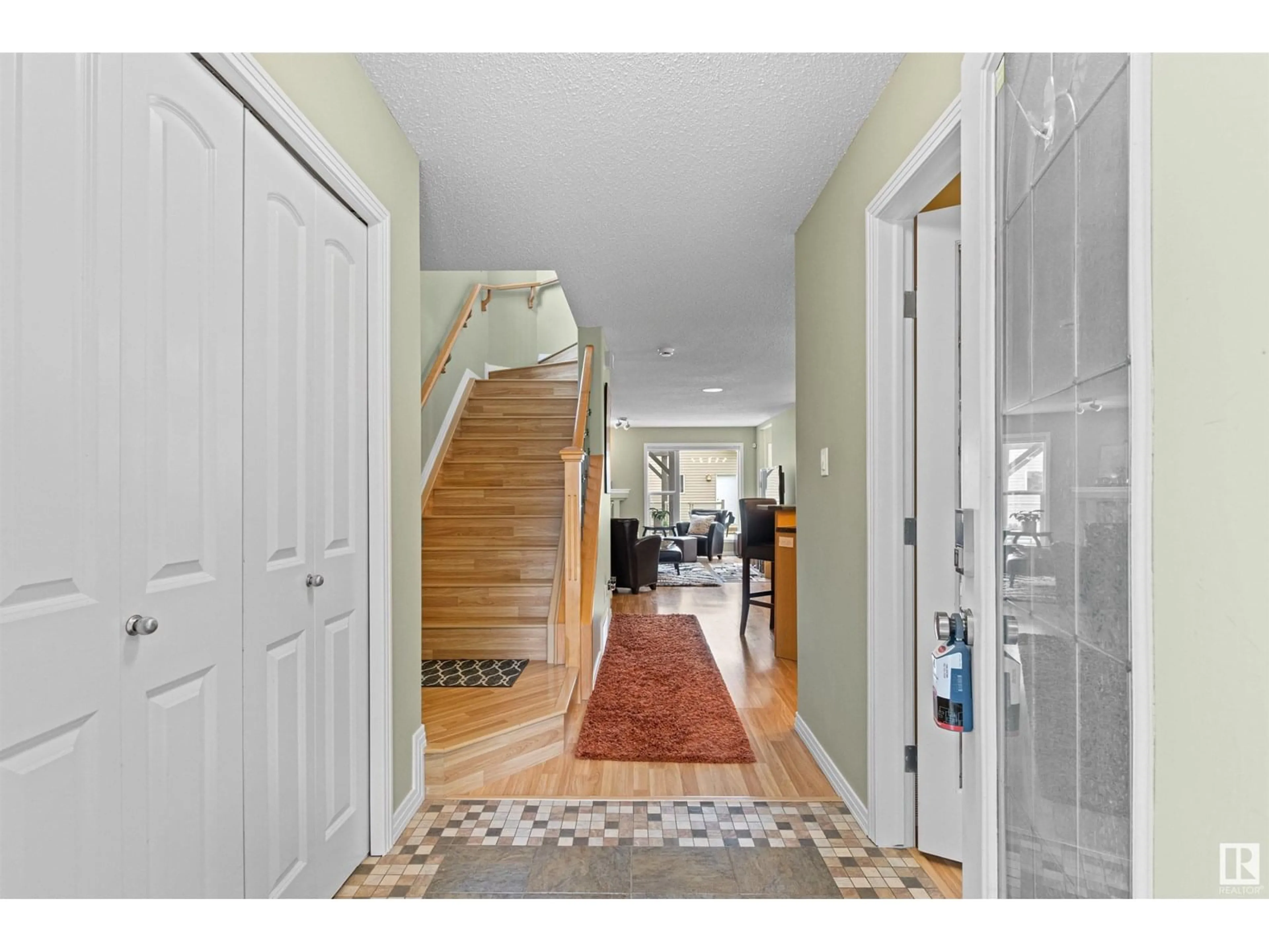 Indoor foyer for 21236 91 AV, Edmonton Alberta T5T0W4