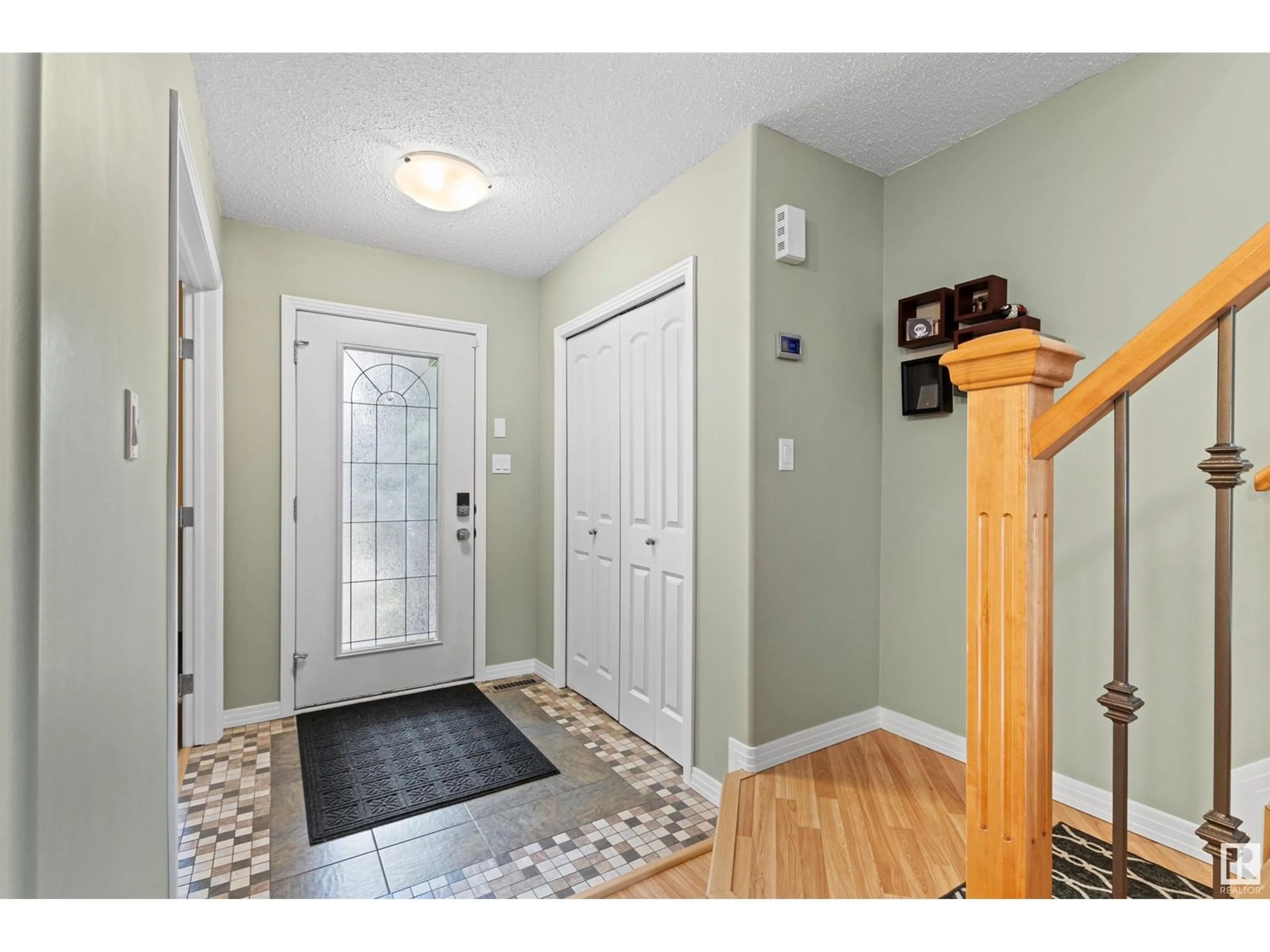 Indoor entryway for 21236 91 AV, Edmonton Alberta T5T0W4