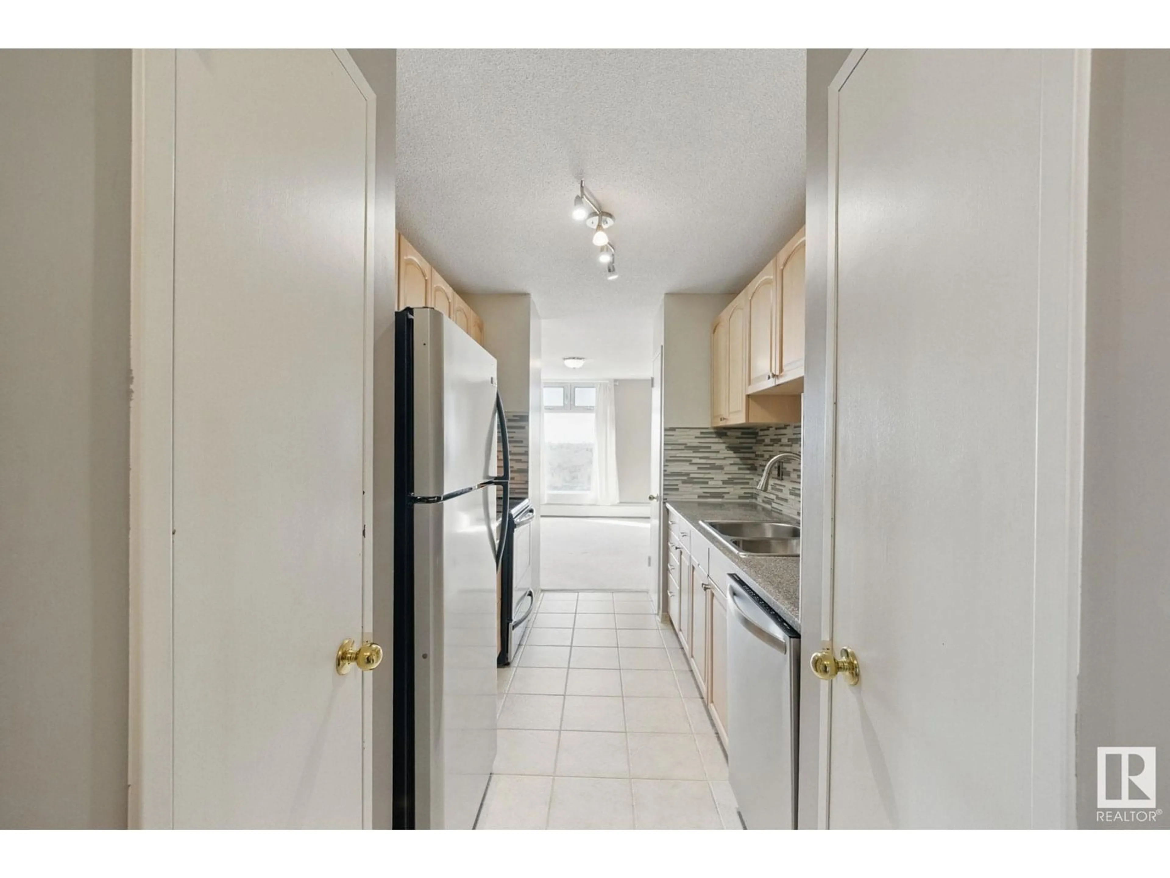 Standard kitchen, ceramic/tile floor for 1201 - 9835 113 ST, Edmonton Alberta T5K1N4