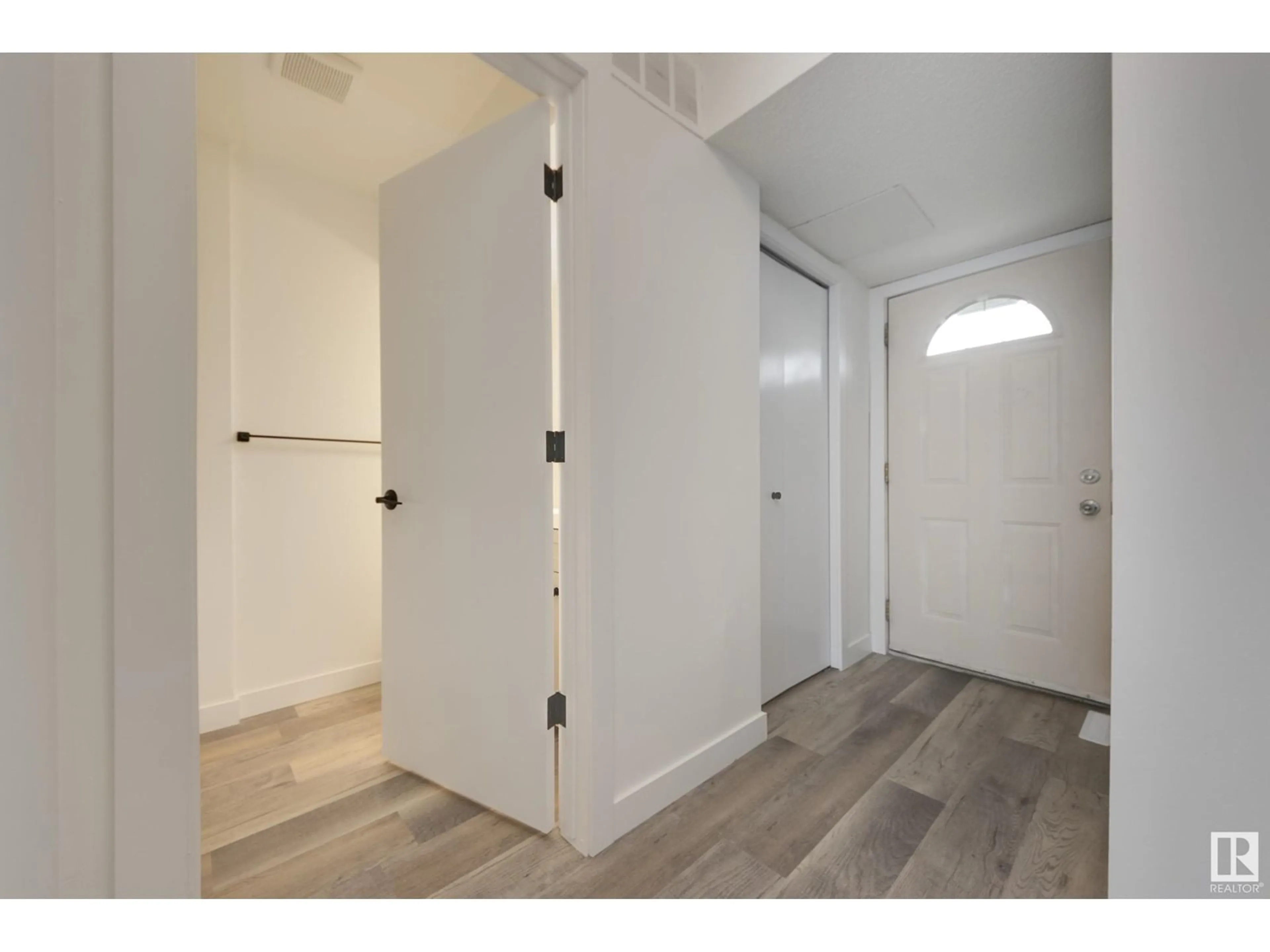Indoor entryway for NW - 1F MEADOWLARK VG, Edmonton Alberta T5R5X3