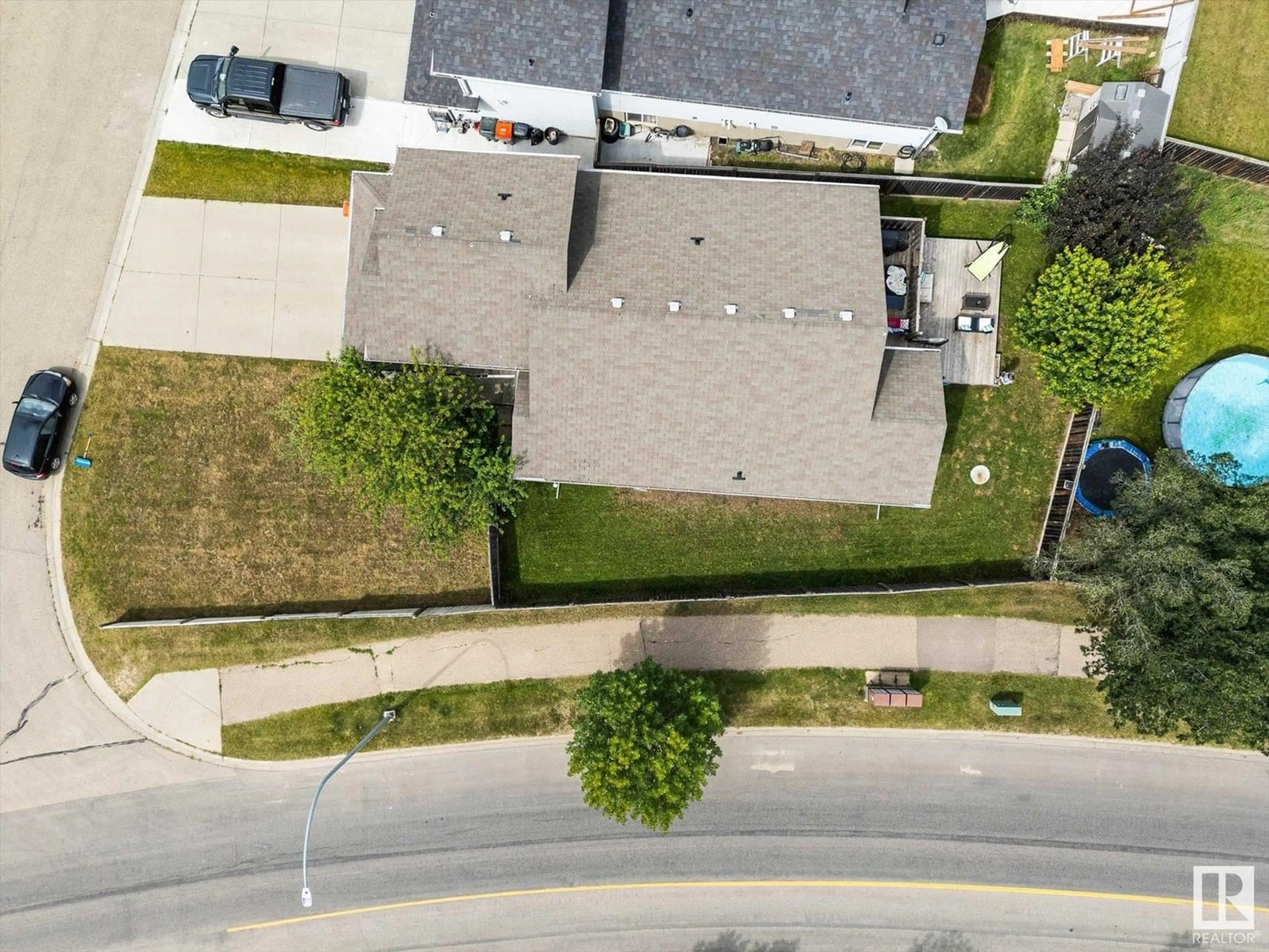A pic from outside/outdoor area/front of a property/back of a property/a pic from drone, street for 121 EAGLE RIDGE, Stony Plain Alberta T7Z0A7