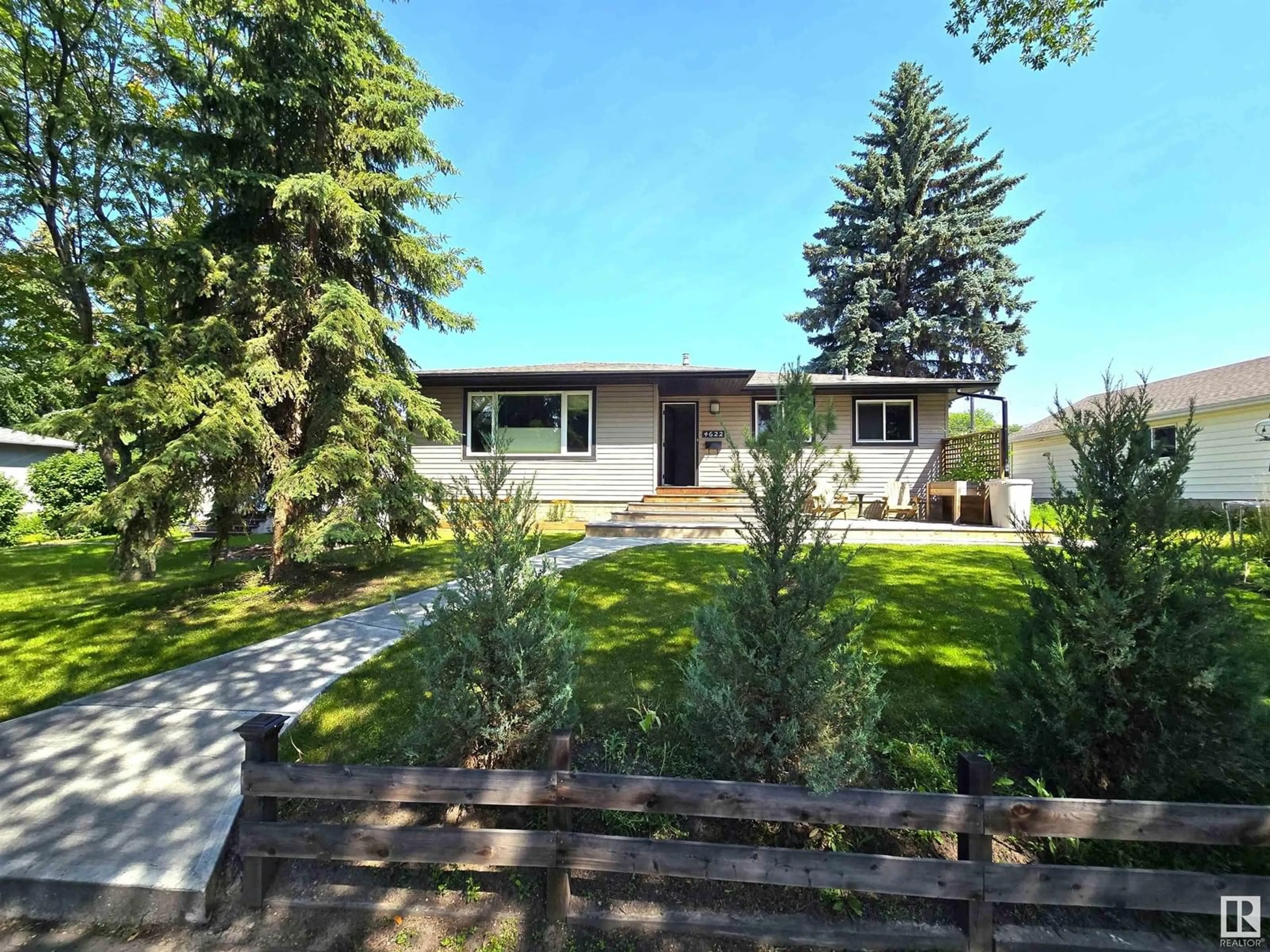 Home with vinyl exterior material, street for 4622 114 AV, Edmonton Alberta T5W0T5