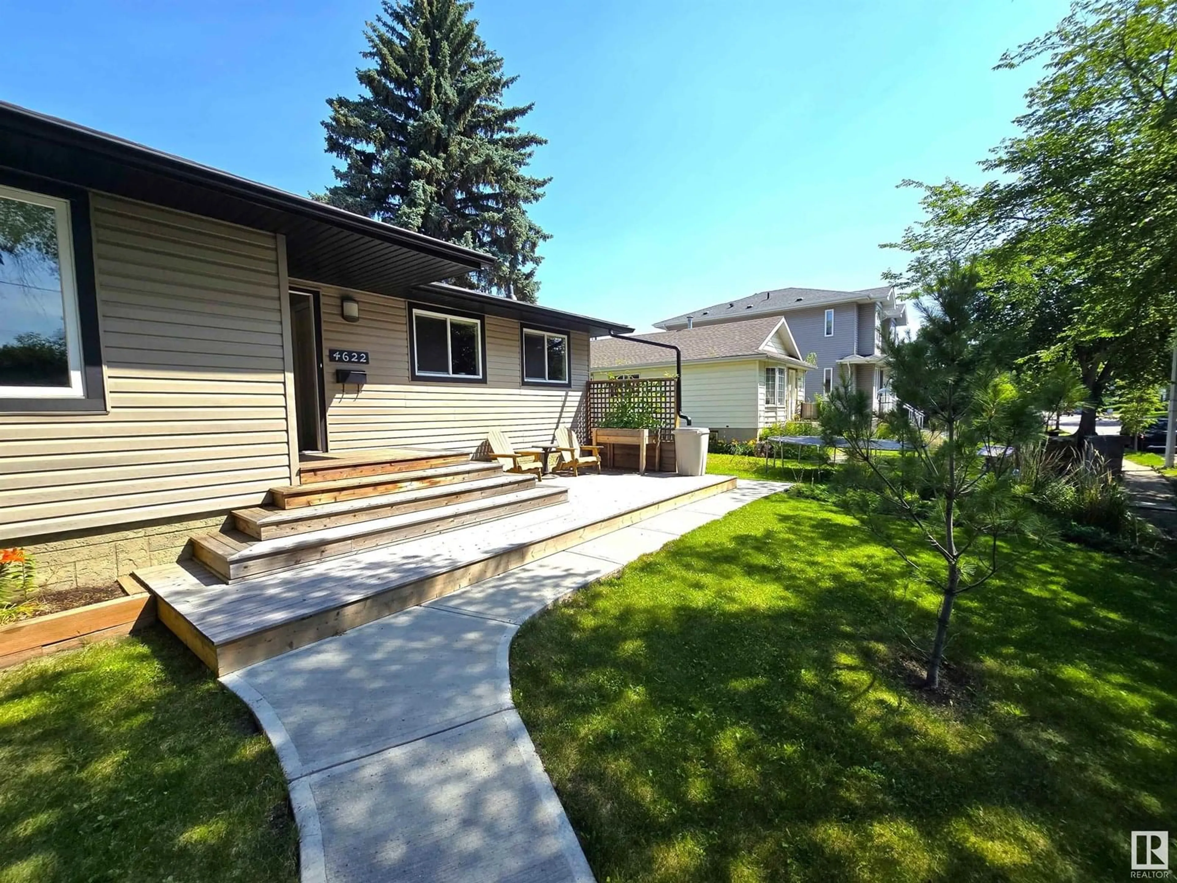 Home with vinyl exterior material, street for 4622 114 AV, Edmonton Alberta T5W0T5