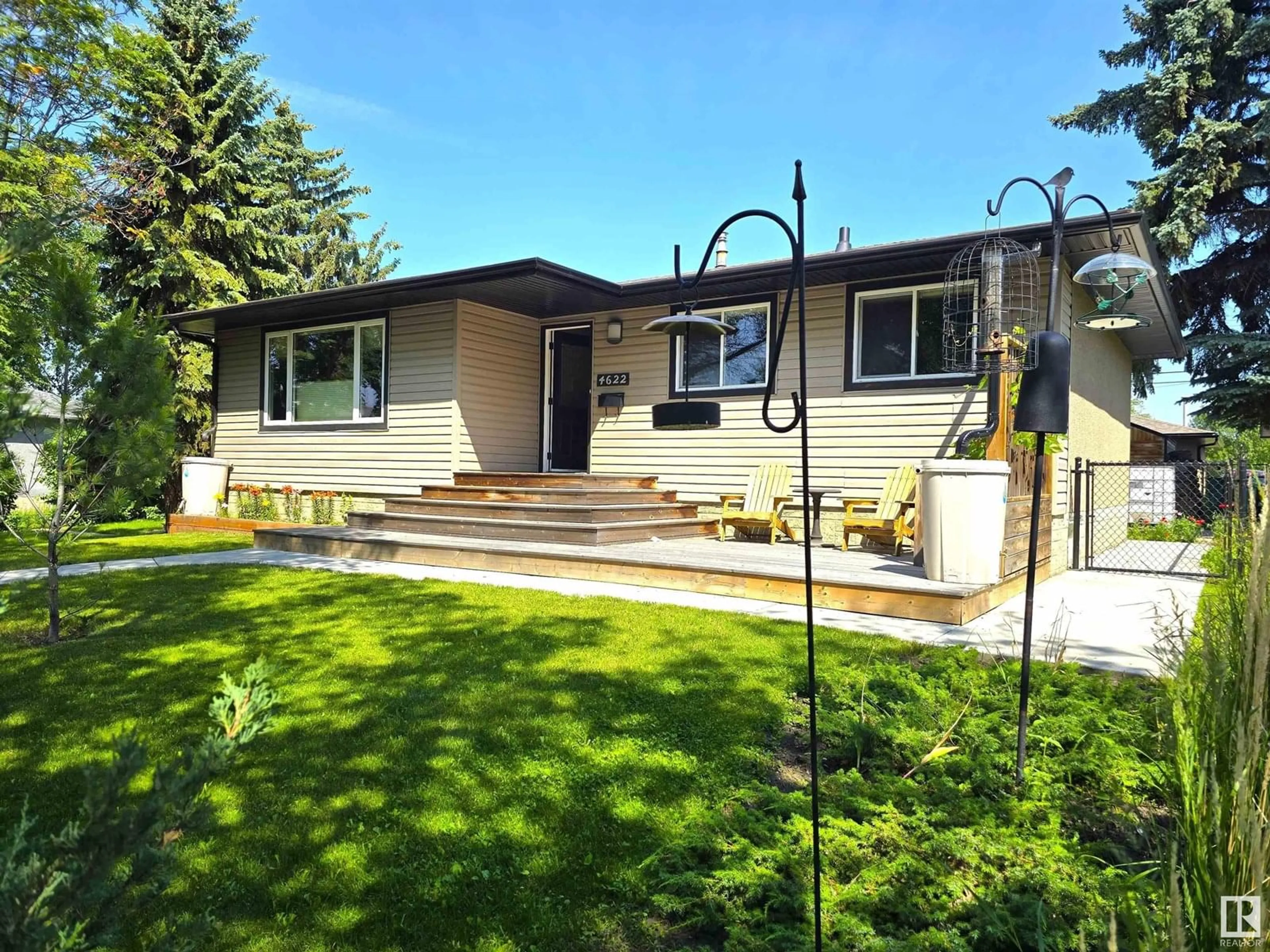 Home with vinyl exterior material, street for 4622 114 AV, Edmonton Alberta T5W0T5