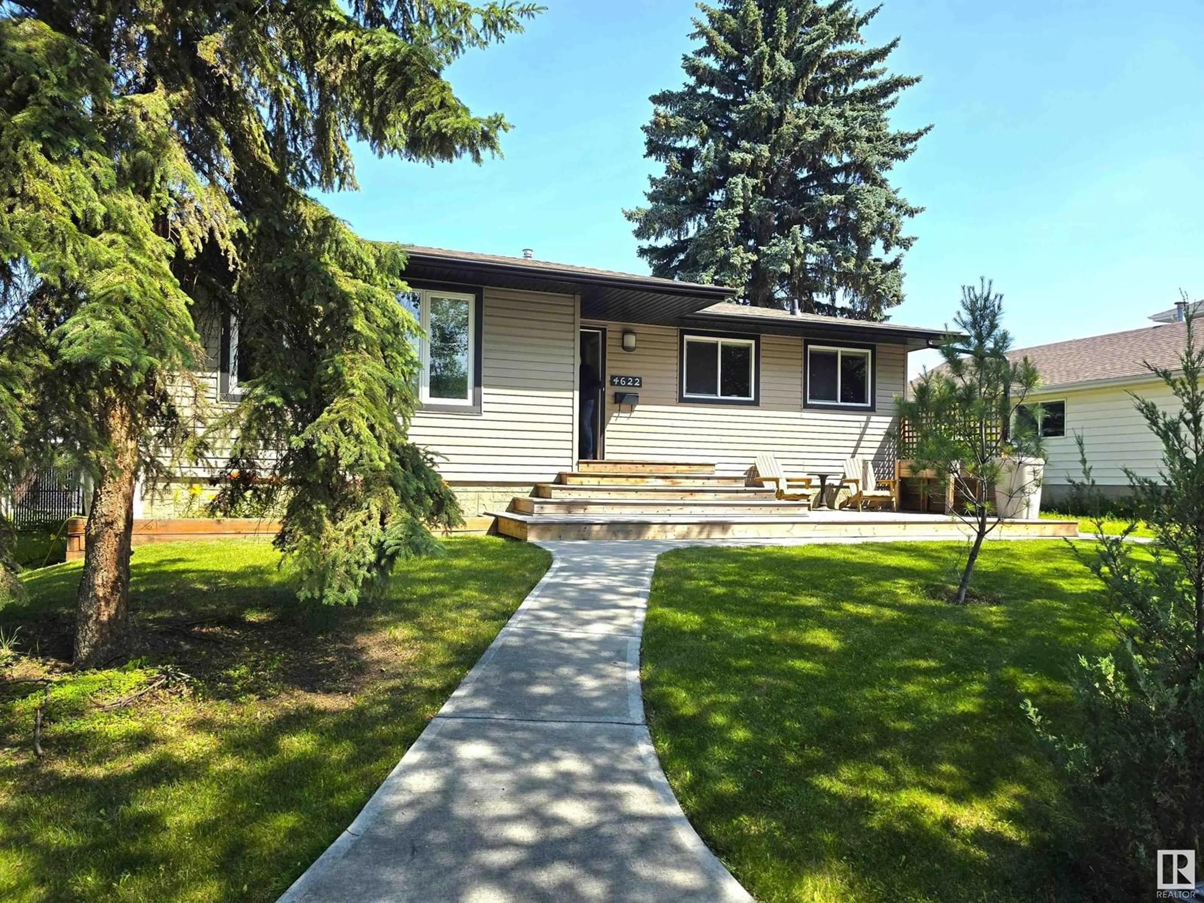 Home with vinyl exterior material, street for 4622 114 AV, Edmonton Alberta T5W0T5
