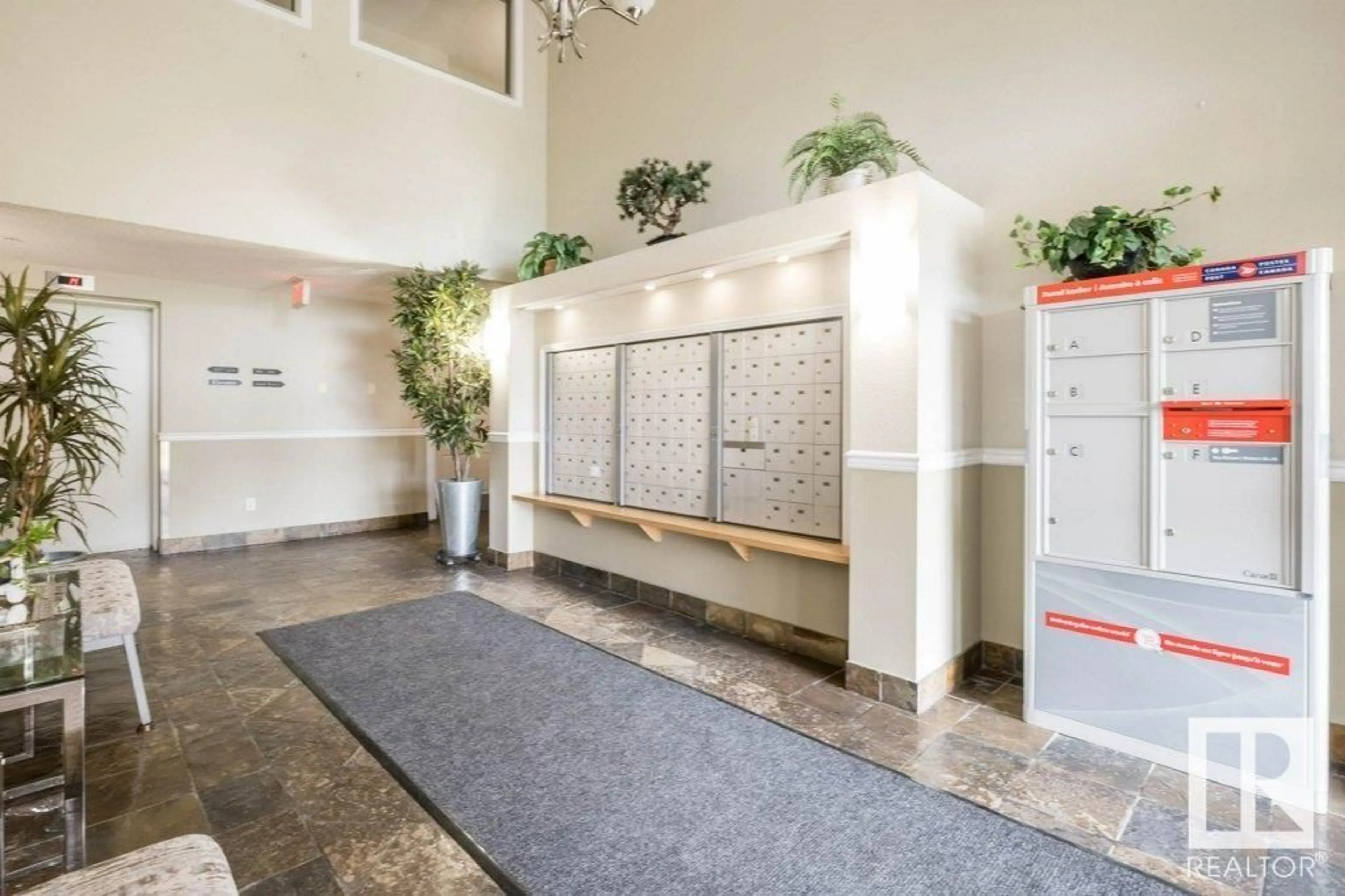 Indoor foyer for 12111 - 119 51 AV, Edmonton Alberta T6H6A3