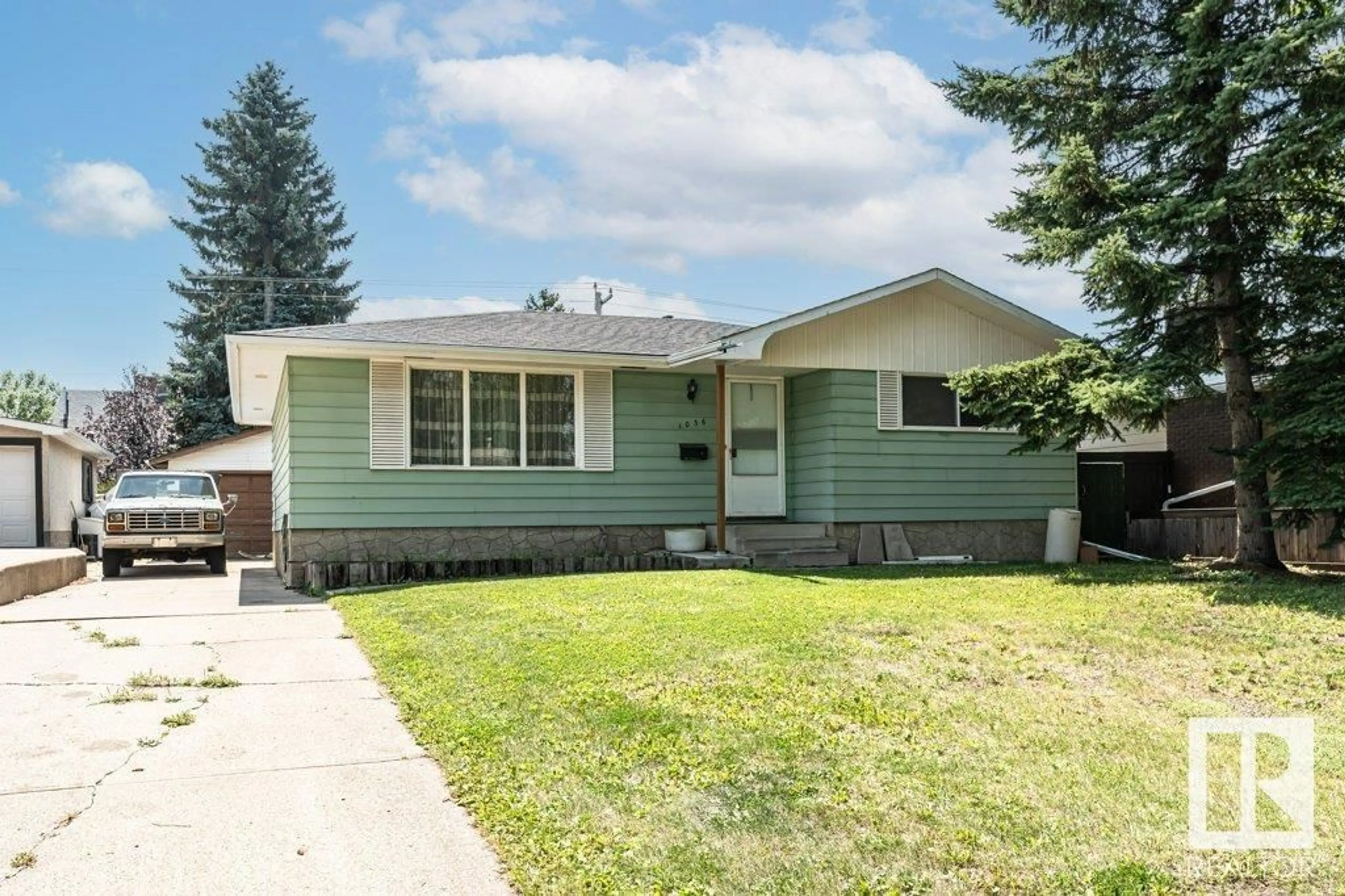 Home with vinyl exterior material, street for 1036 MOYER DR, Sherwood Park Alberta T8A1E6