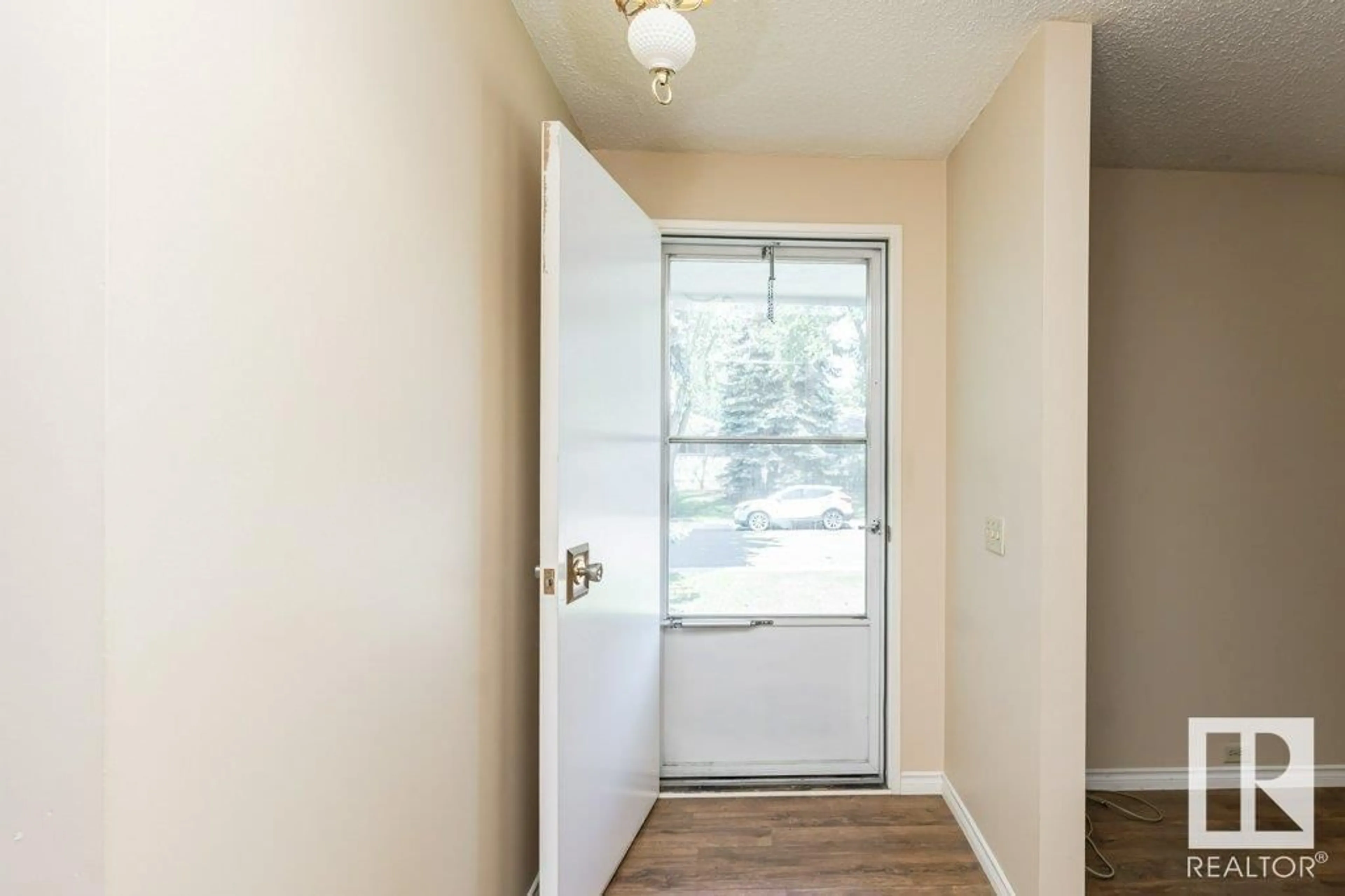 Indoor entryway for 1036 MOYER DR, Sherwood Park Alberta T8A1E6