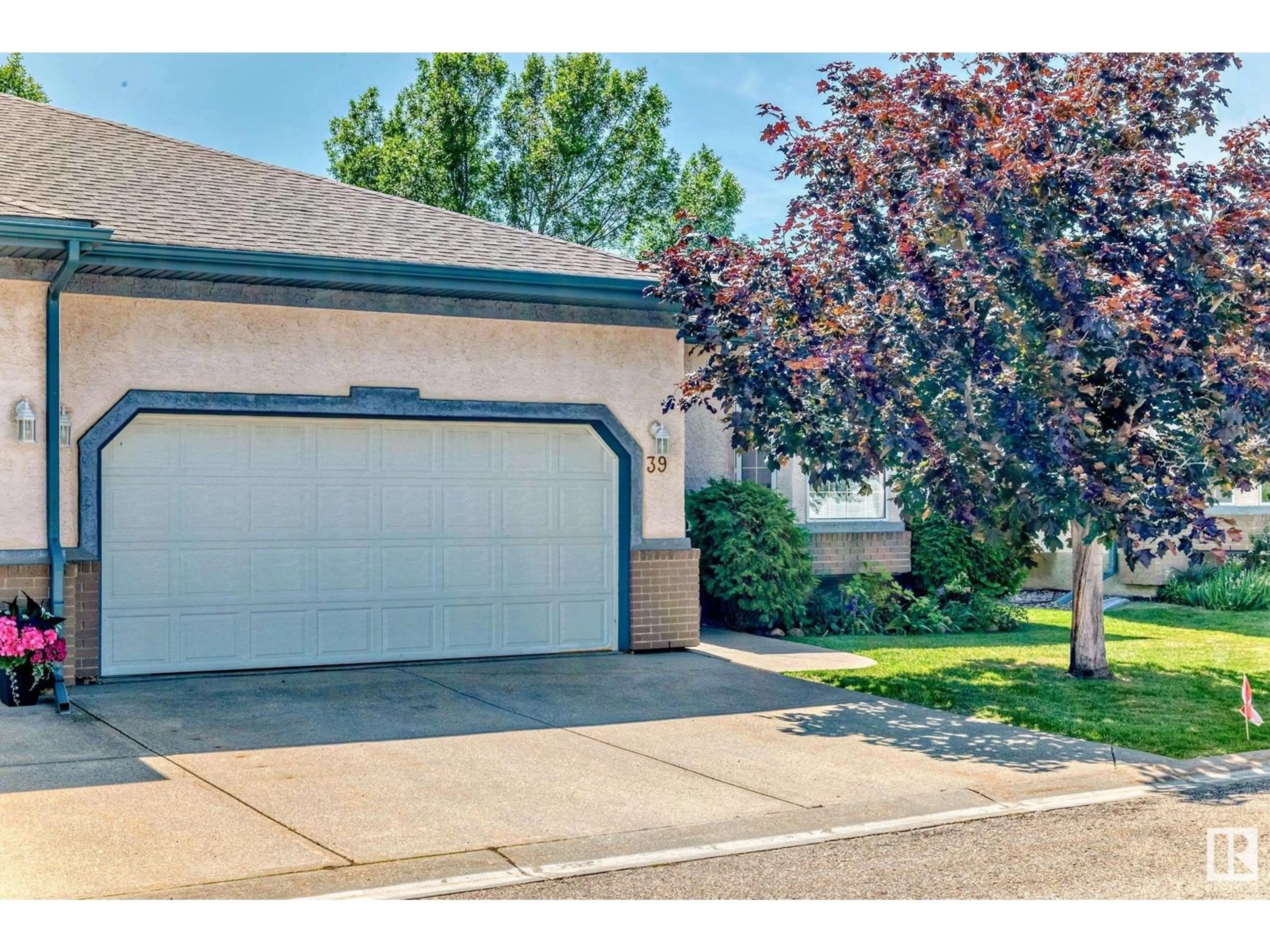 Indoor garage for 39 ESTATES CO, Sherwood Park Alberta T8B1M9