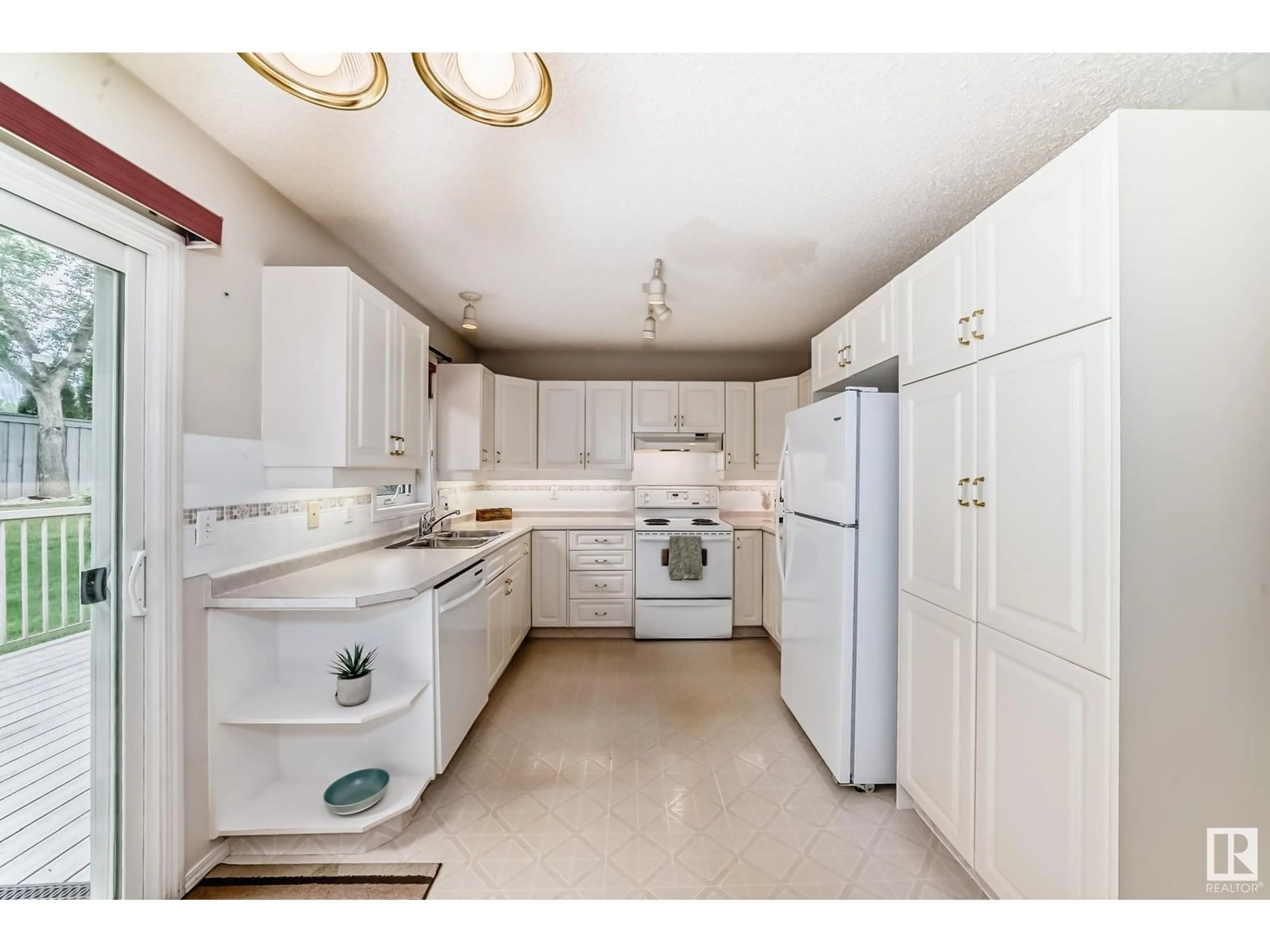 Standard kitchen, ceramic/tile floor for 39 ESTATES CO, Sherwood Park Alberta T8B1M9