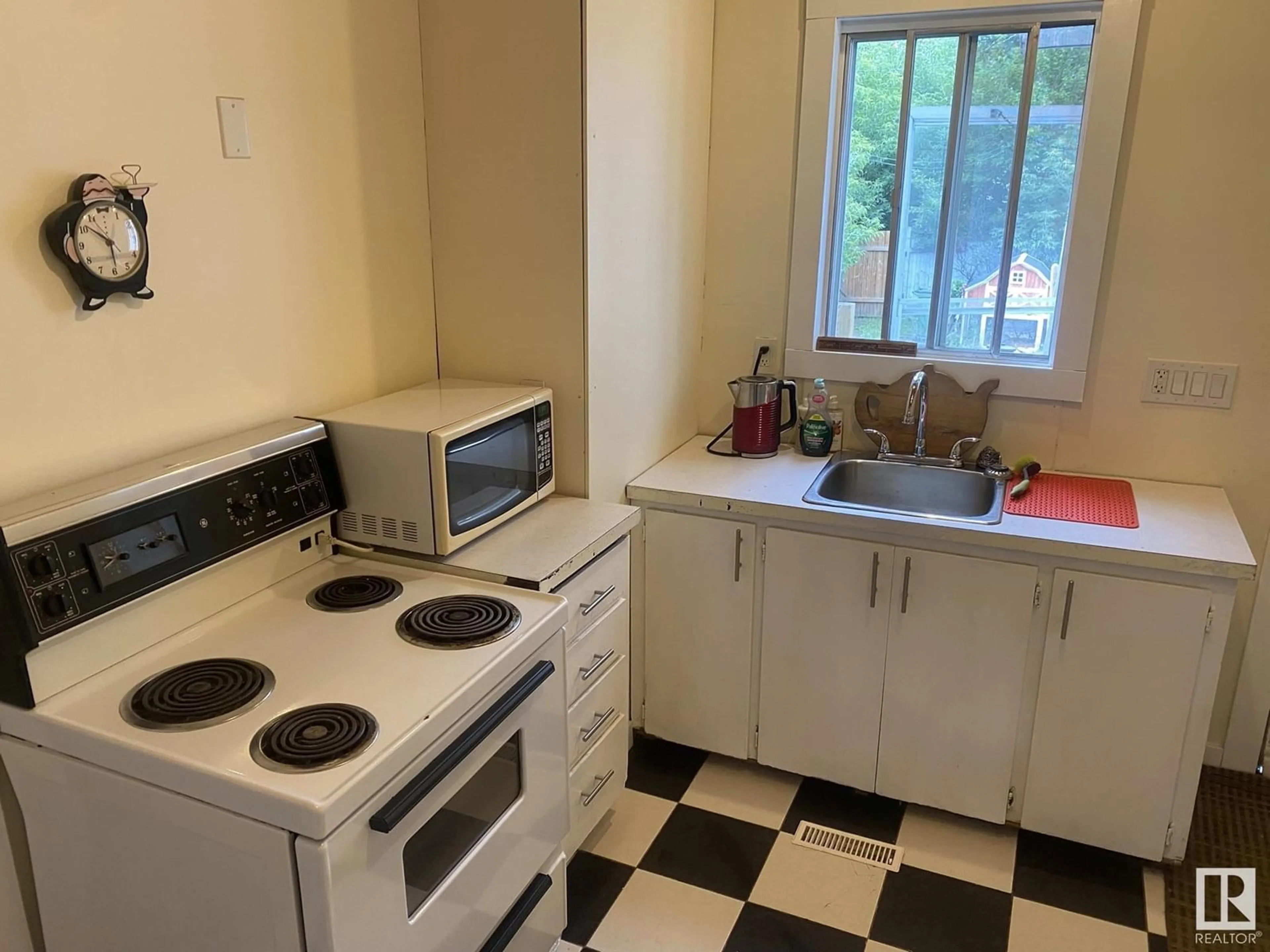 Standard kitchen, ceramic/tile floor for NW - 12811 121 ST, Edmonton Alberta T5L0B1