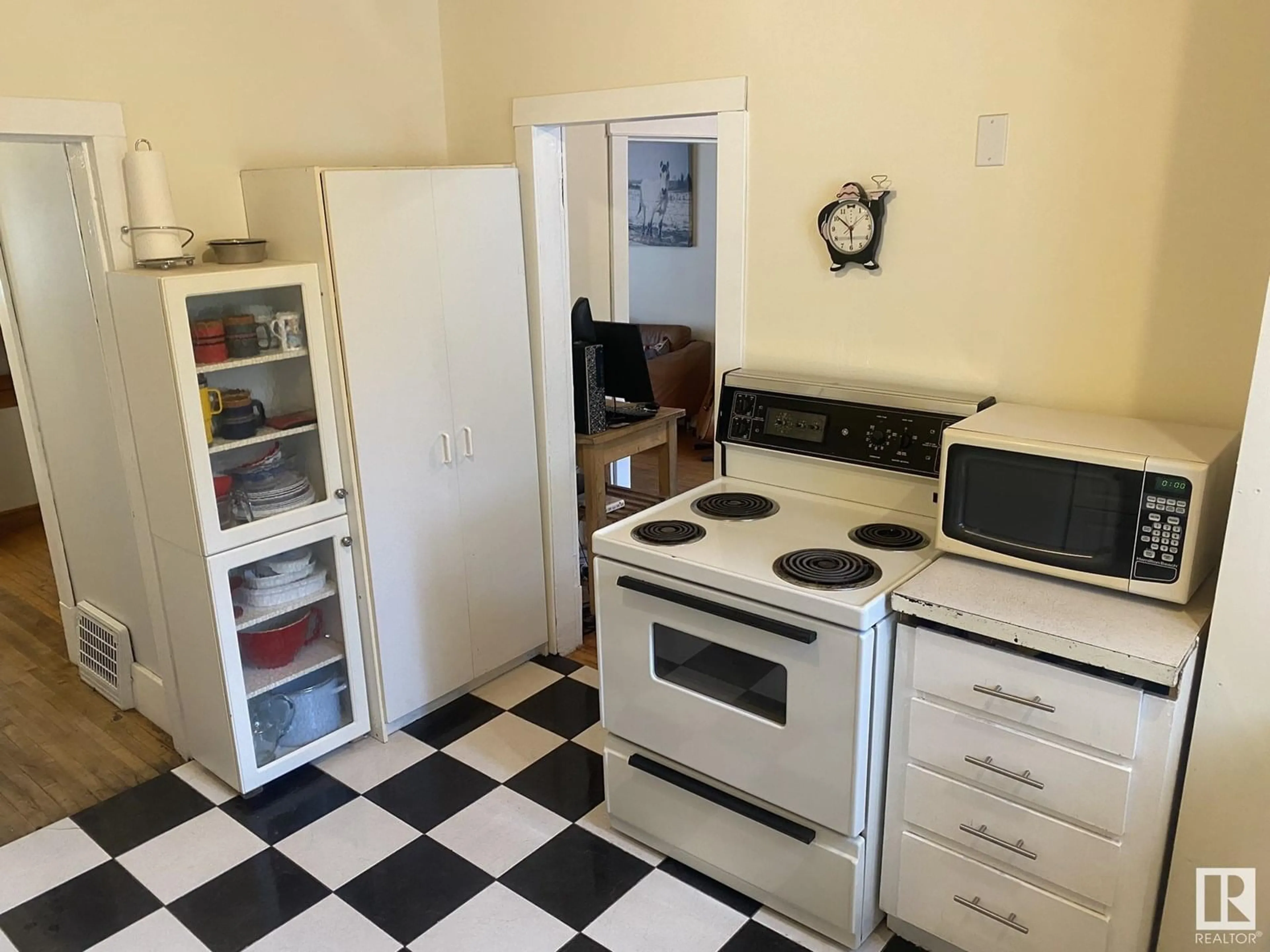 Standard kitchen, unknown for NW - 12811 121 ST, Edmonton Alberta T5L0B1