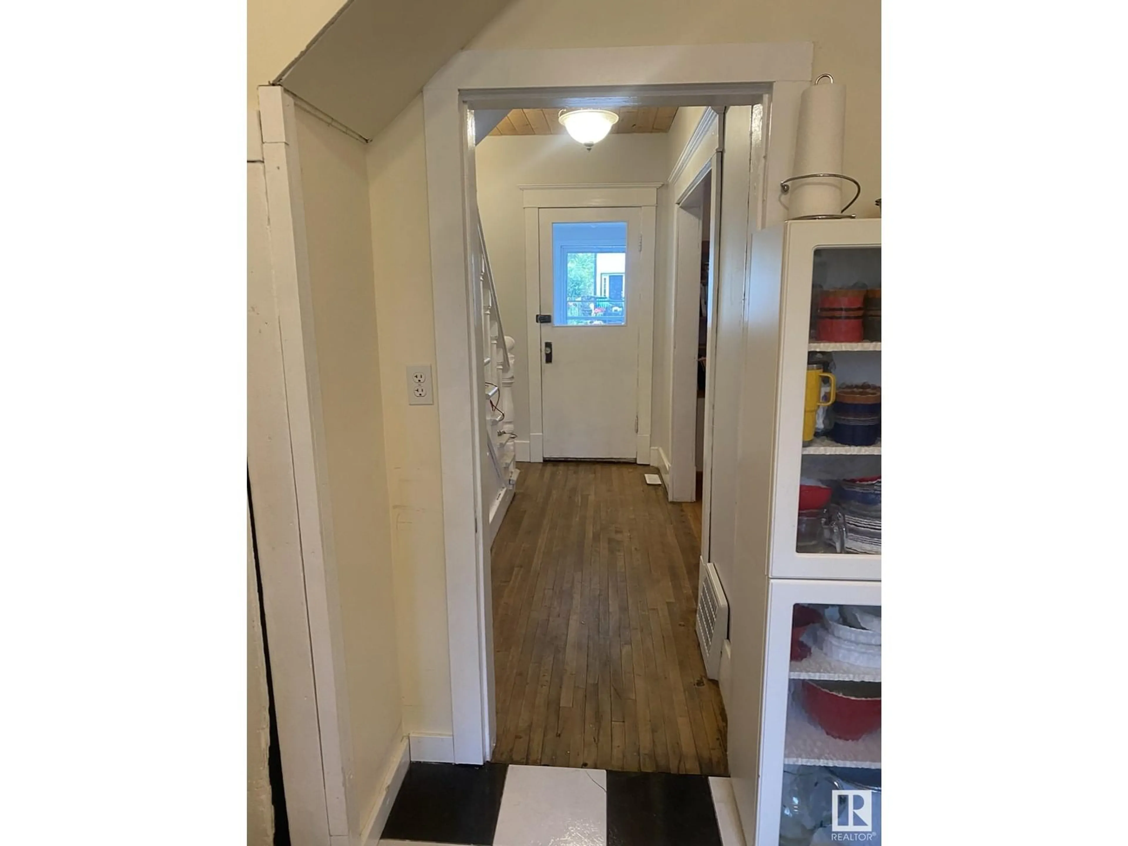 Indoor entryway for NW - 12811 121 ST, Edmonton Alberta T5L0B1