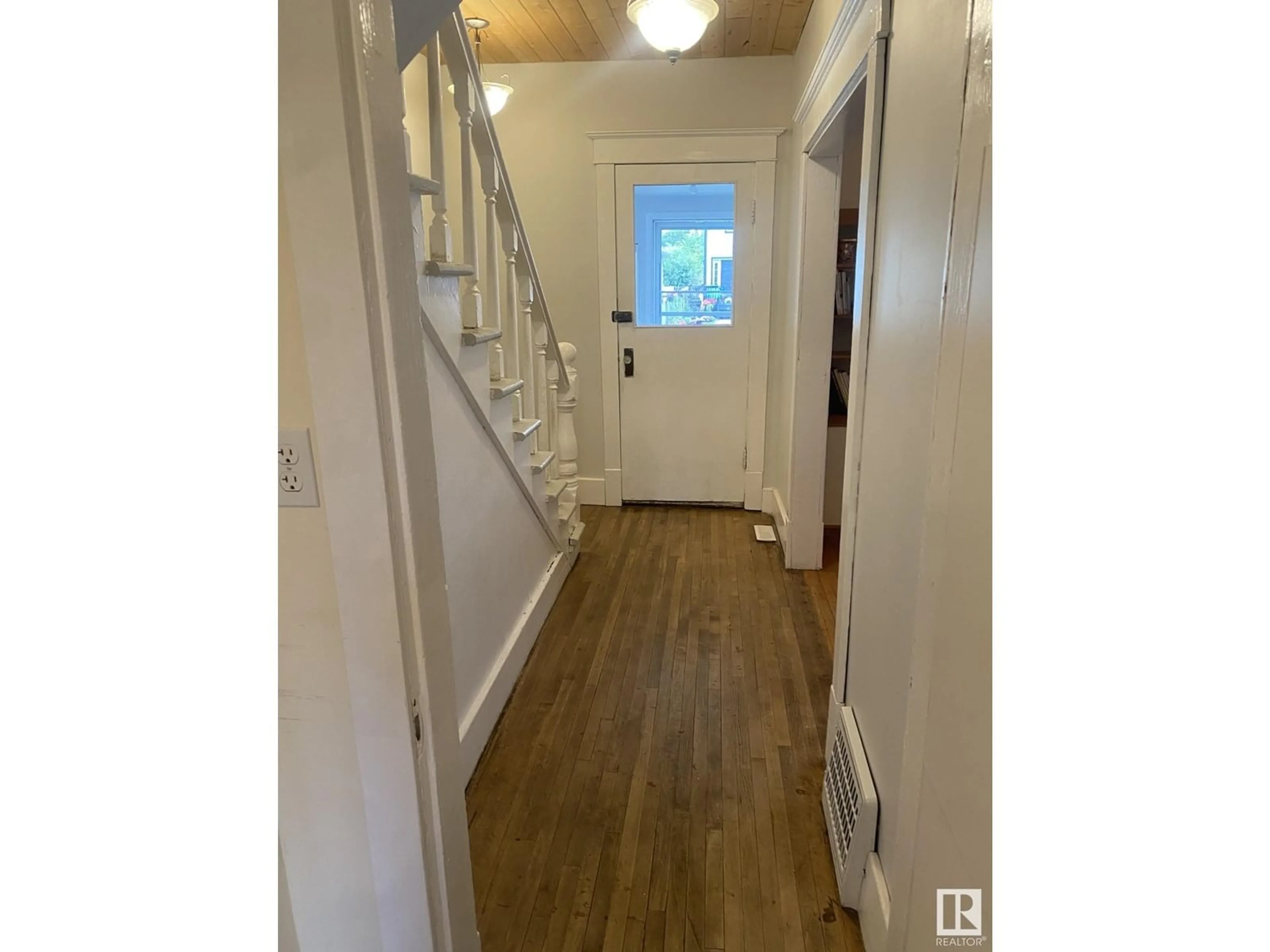 Indoor entryway for NW - 12811 121 ST, Edmonton Alberta T5L0B1