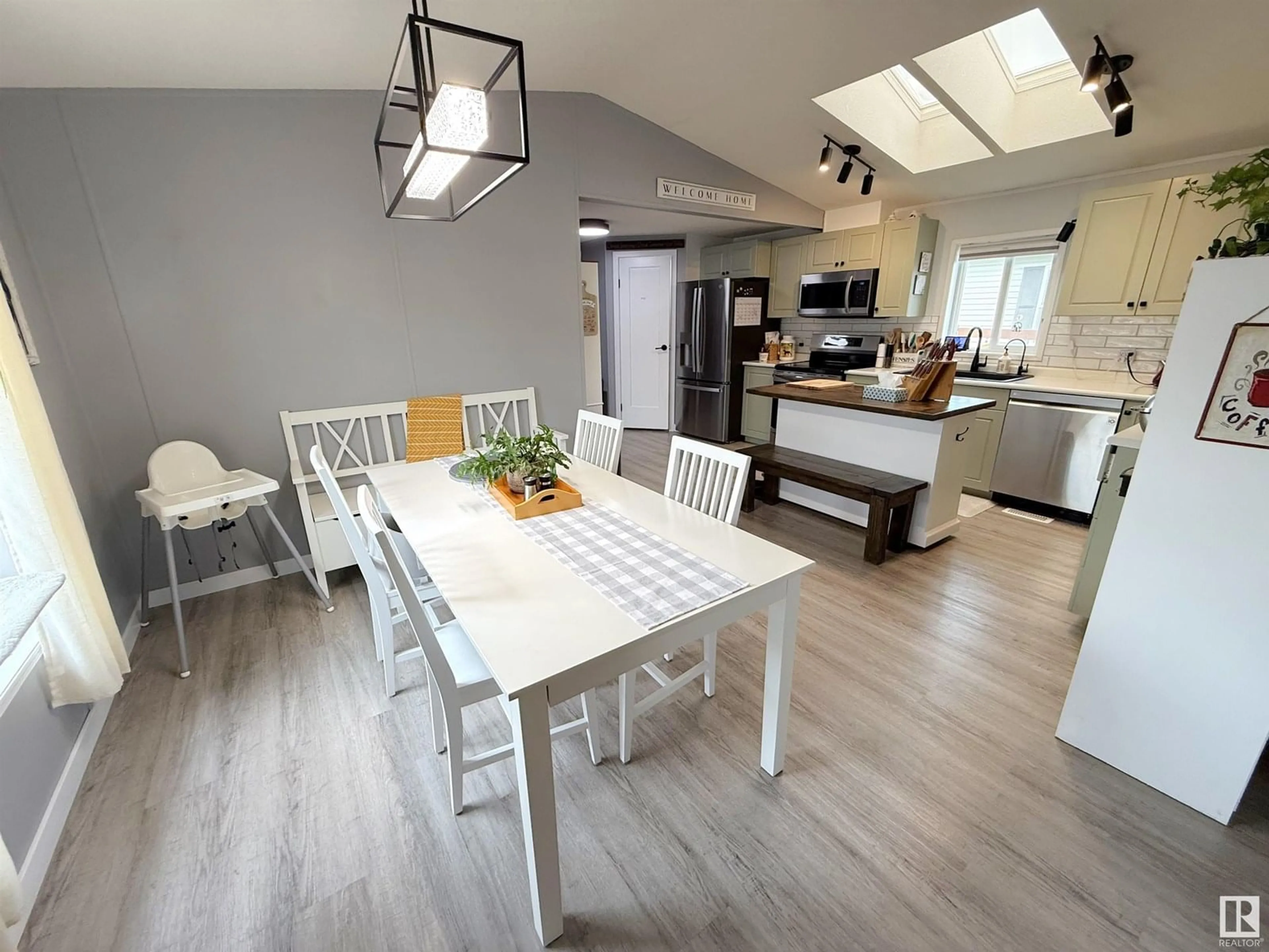 Open concept kitchen, unknown for 1904 JUBILEE RD, Sherwood Park Alberta T8H2N7