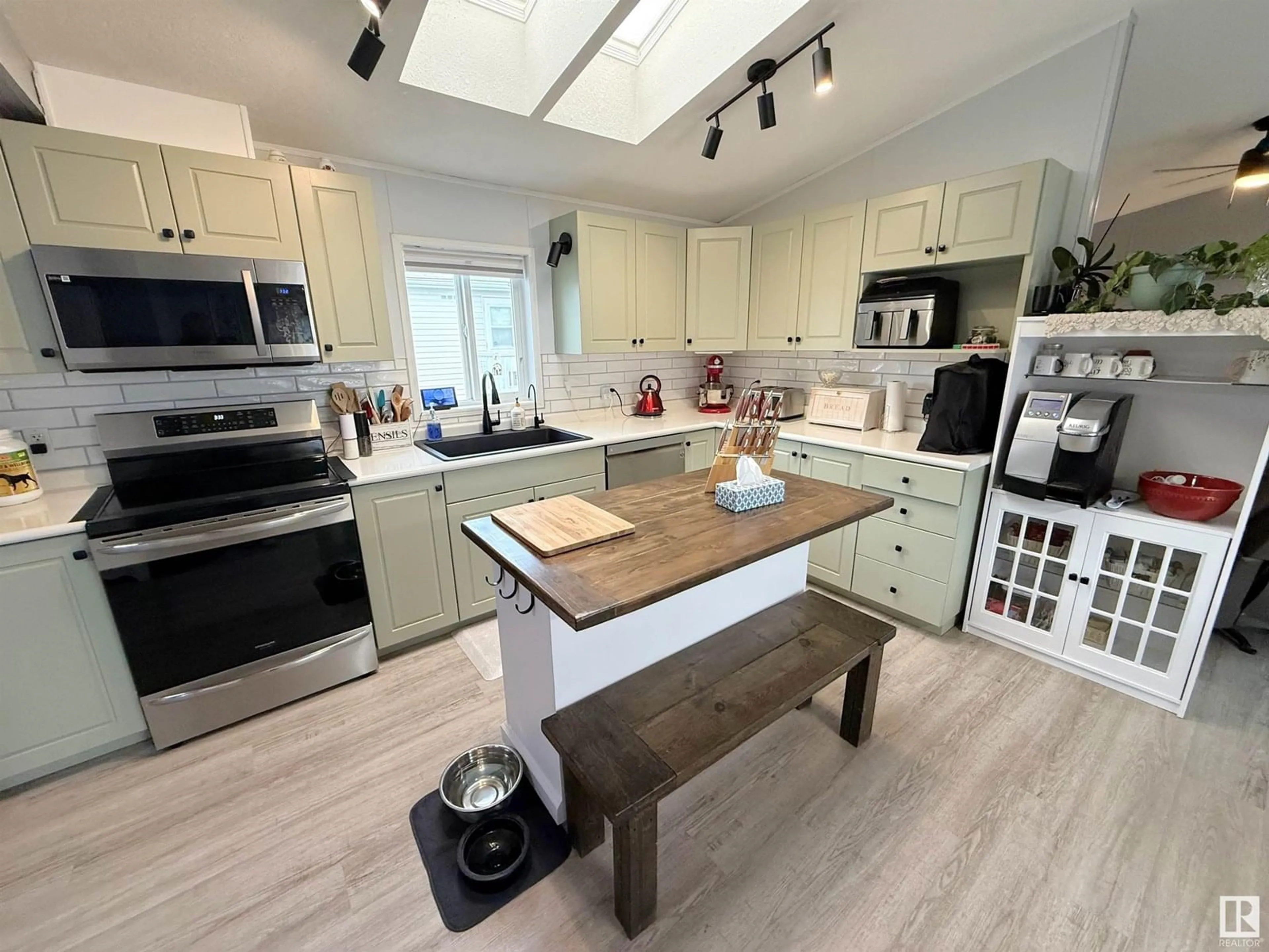 Open concept kitchen, unknown for 1904 JUBILEE RD, Sherwood Park Alberta T8H2N7