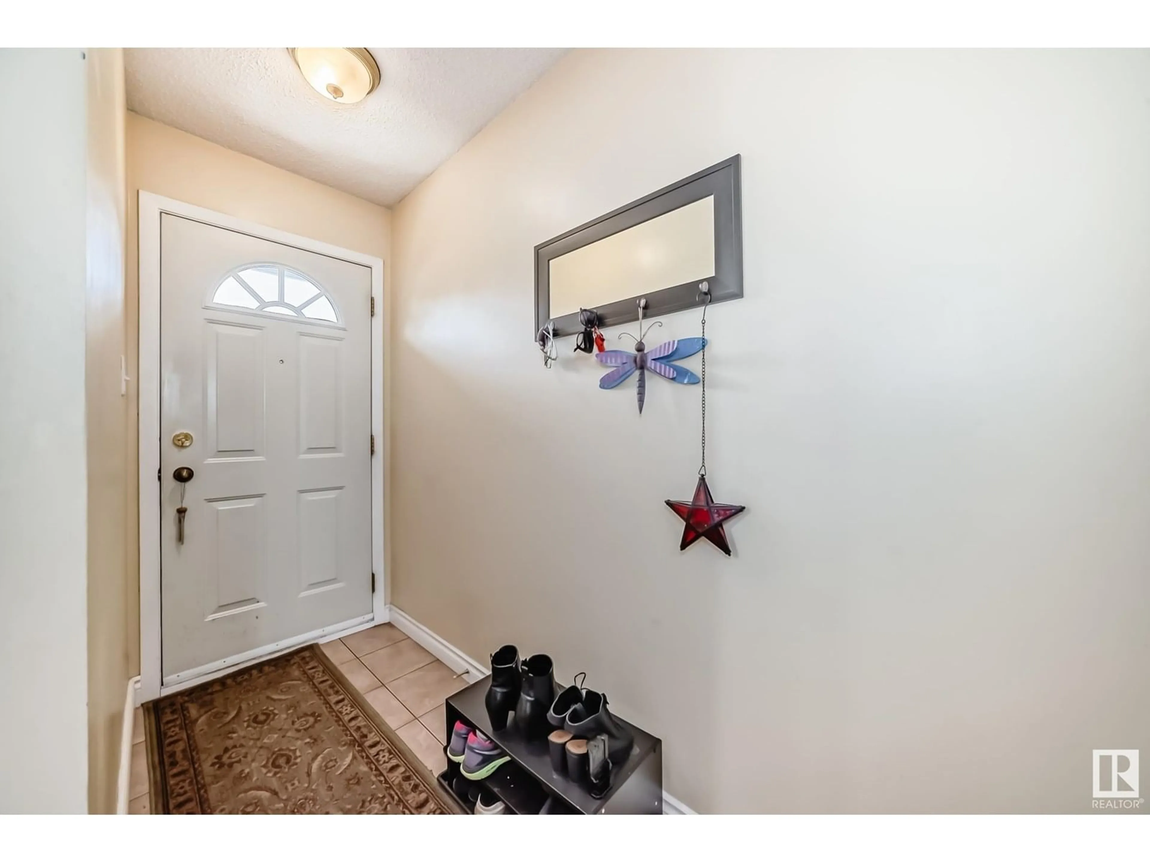 Indoor entryway for 472 CLAREVIEW RD, Edmonton Alberta T5A4G6