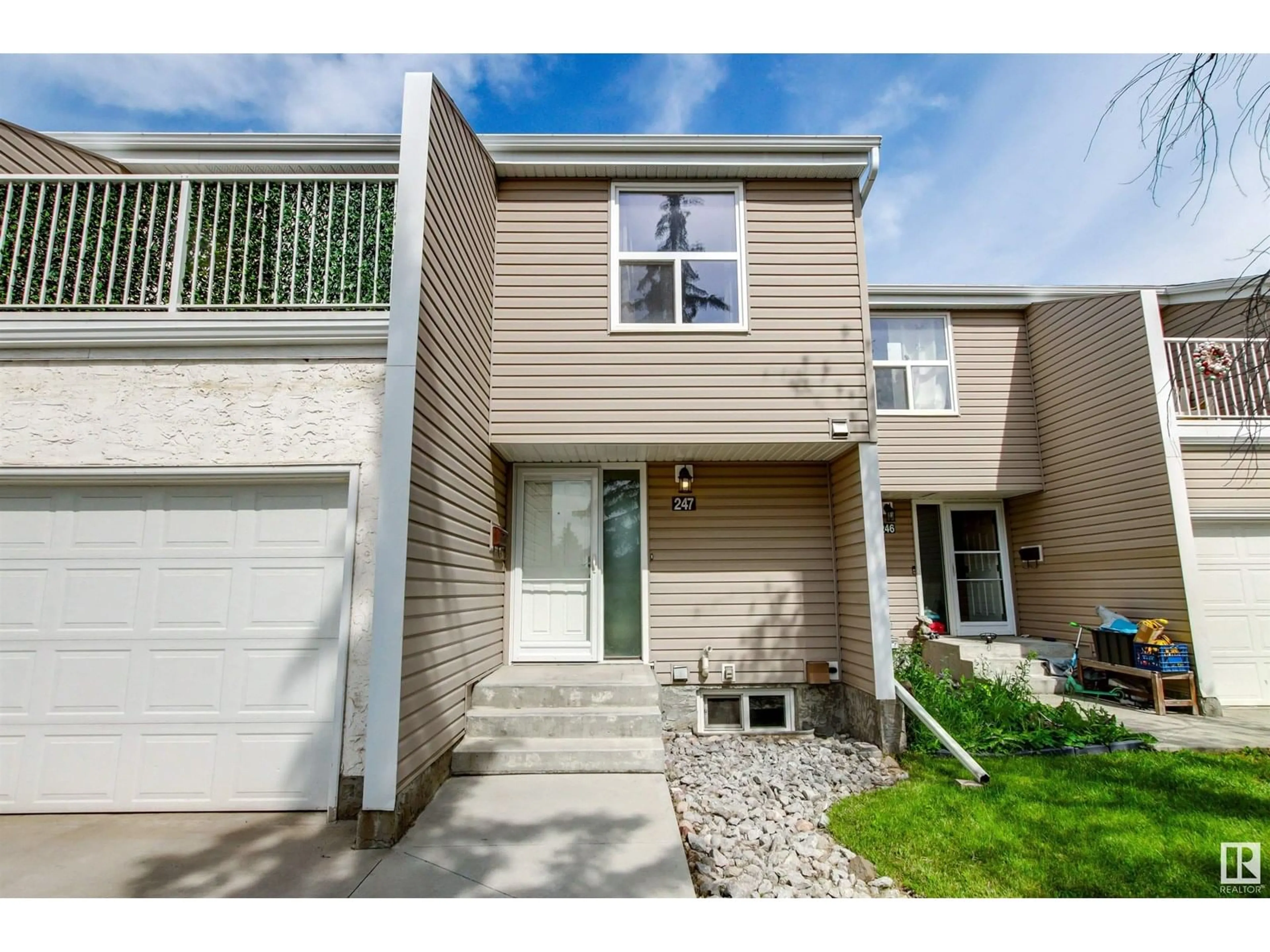 Home with vinyl exterior material, street for 247 CHATEAU PL, Edmonton Alberta T5T1V3