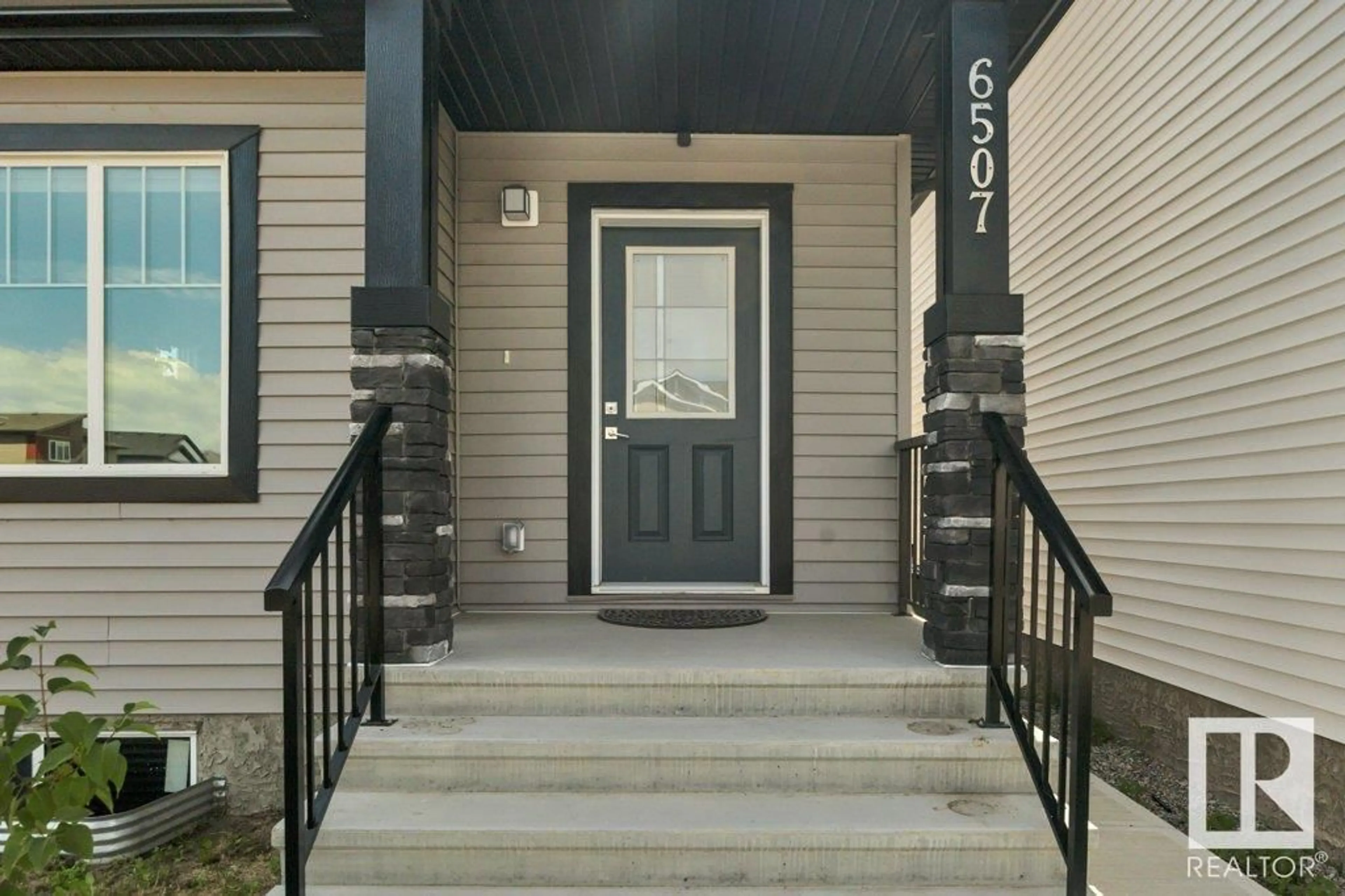 Indoor entryway for 6507 176 AV, Edmonton Alberta T5Y4B2