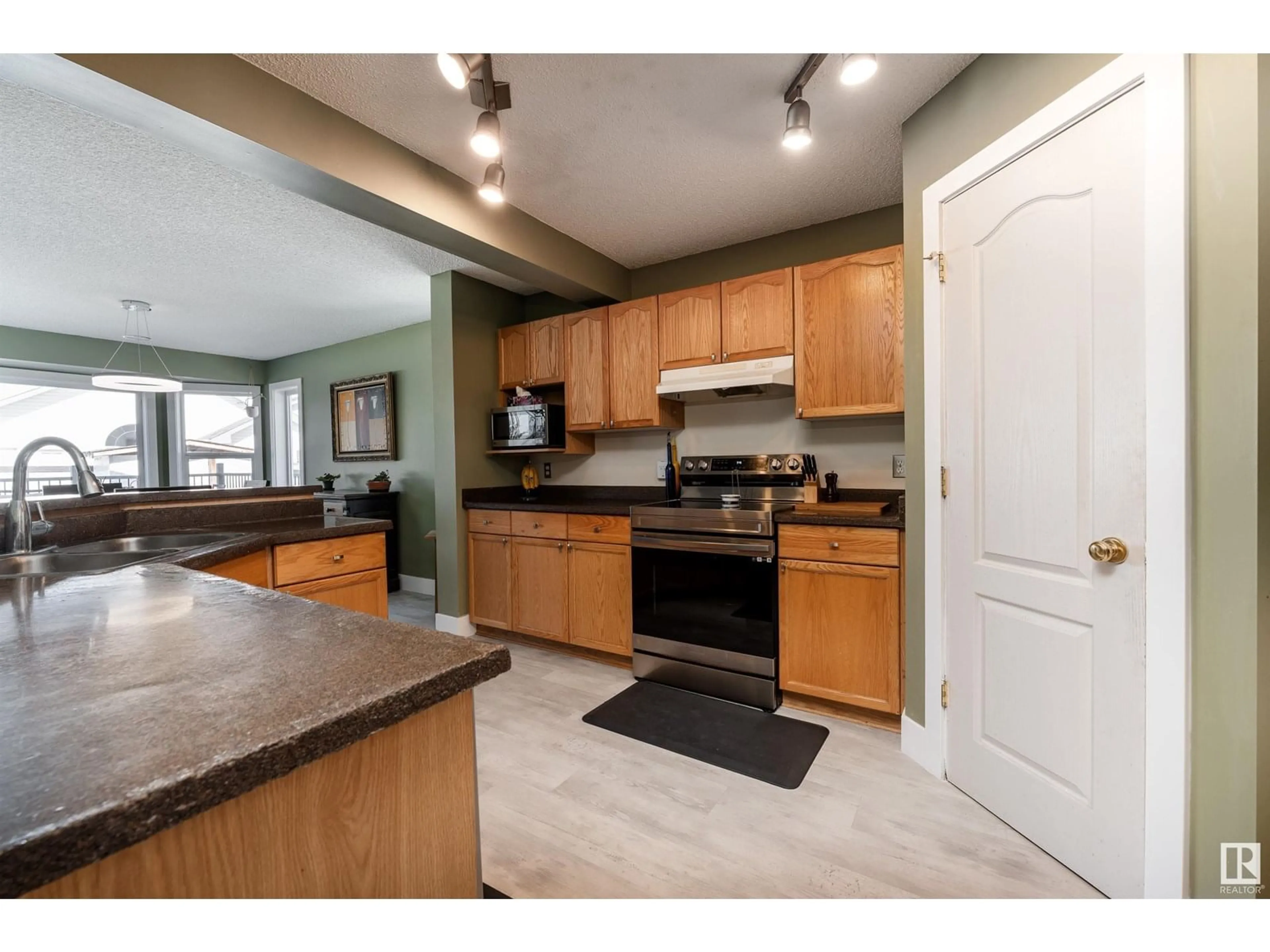 Standard kitchen, unknown for NW - 16108 130 ST, Edmonton Alberta T6V1S9
