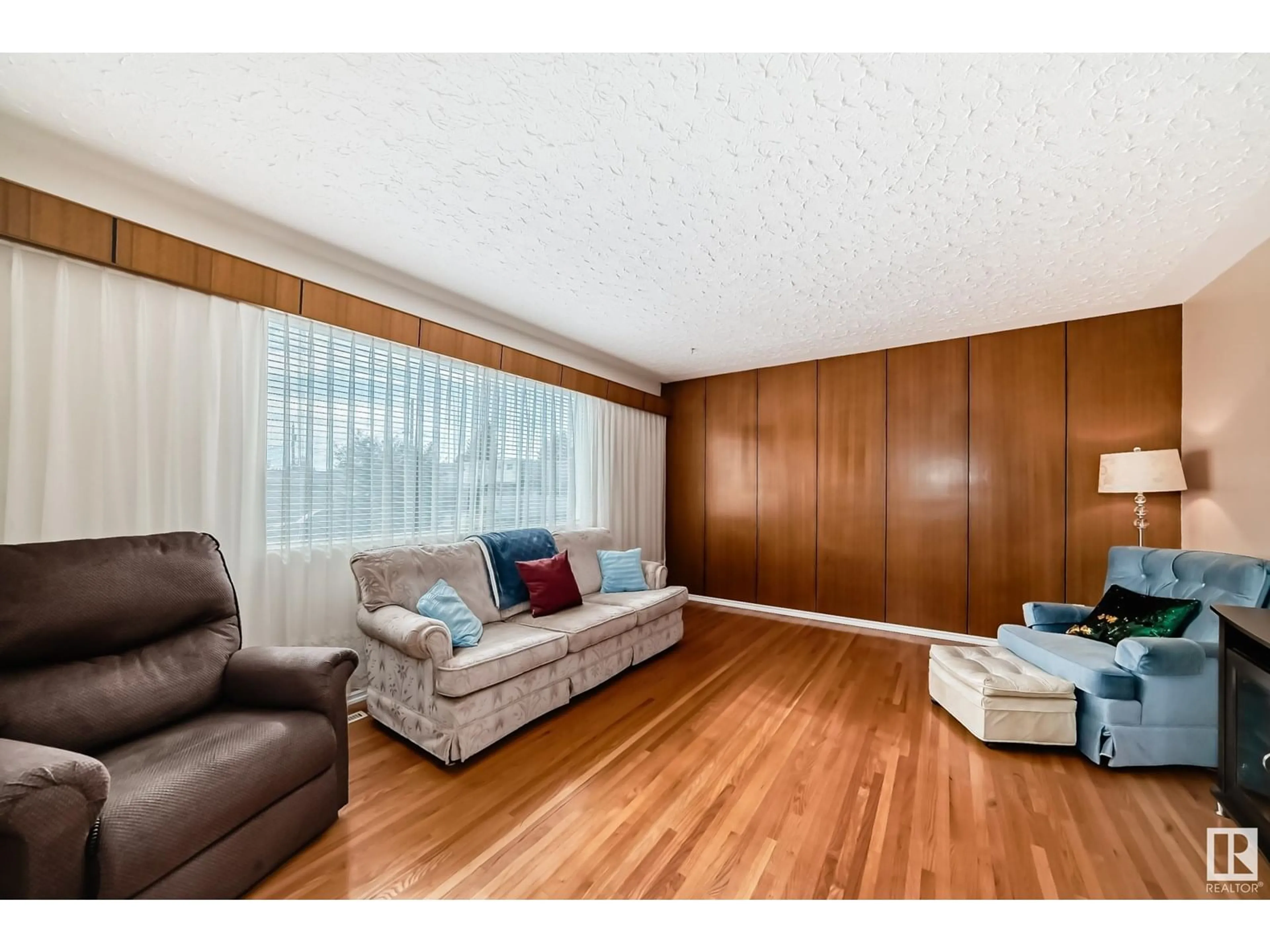 Living room with furniture, wood/laminate floor for 13318 91 ST, Edmonton Alberta T5E3P8